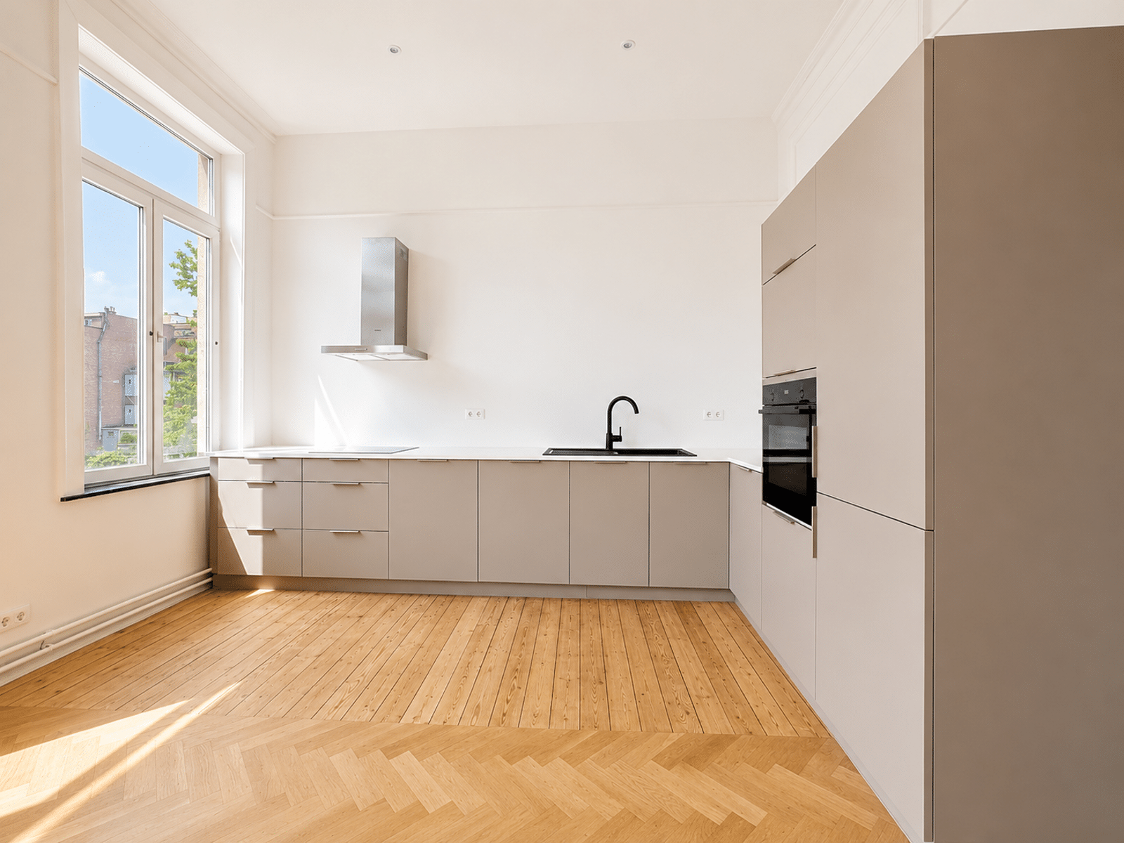 Cuisine Moderne Lumineuse avec Parquet – You Real Estate Agency Cuisine moderne lumineuse avec parquet en bois dans un appartement contemporain.