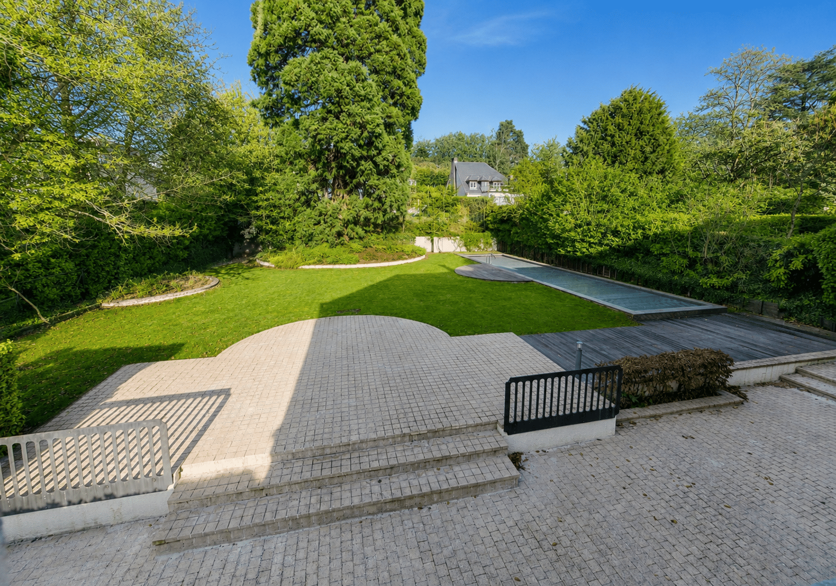 Aangelegde tuin met zwembad - You Real Estate Agency Huis met terras, grote aangelegde tuin en buitenzwembad.