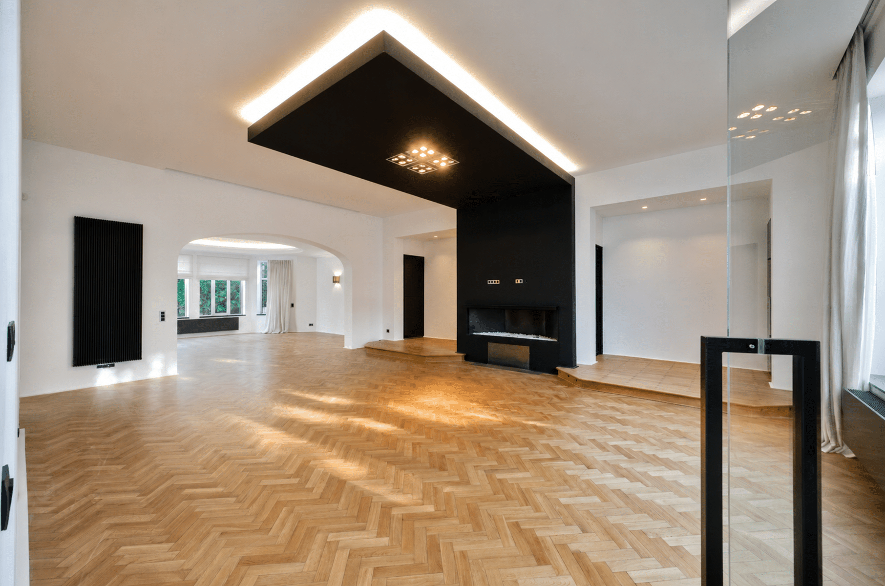 Salonontwerp Avec Cheminée - Uw Makelaarskantoor Eigentijdse woonkamer met visgraat parketvloer, design open haard en grote, lichte ramen.