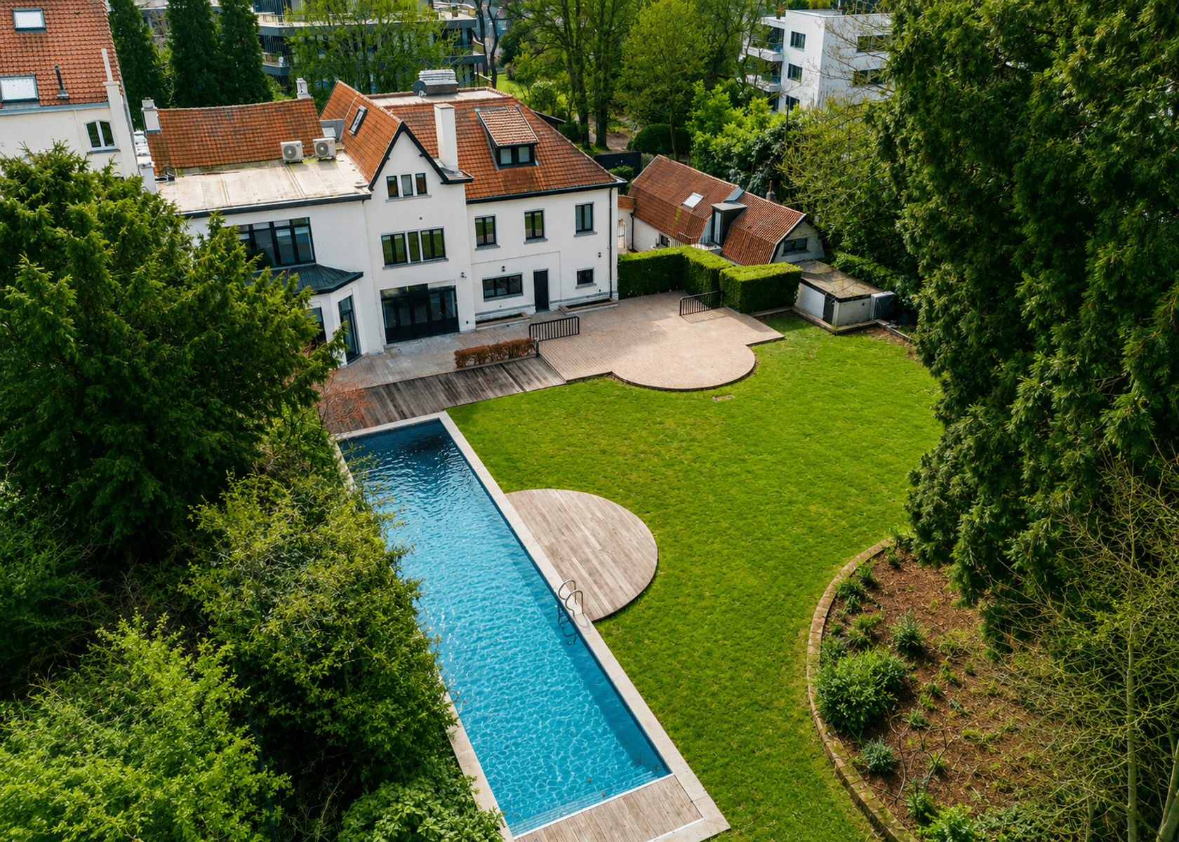 Prestige huis met zwembad - You Real Estate Agency Prestigieus huis met zwembad, houten terras en grote beboste tuin.