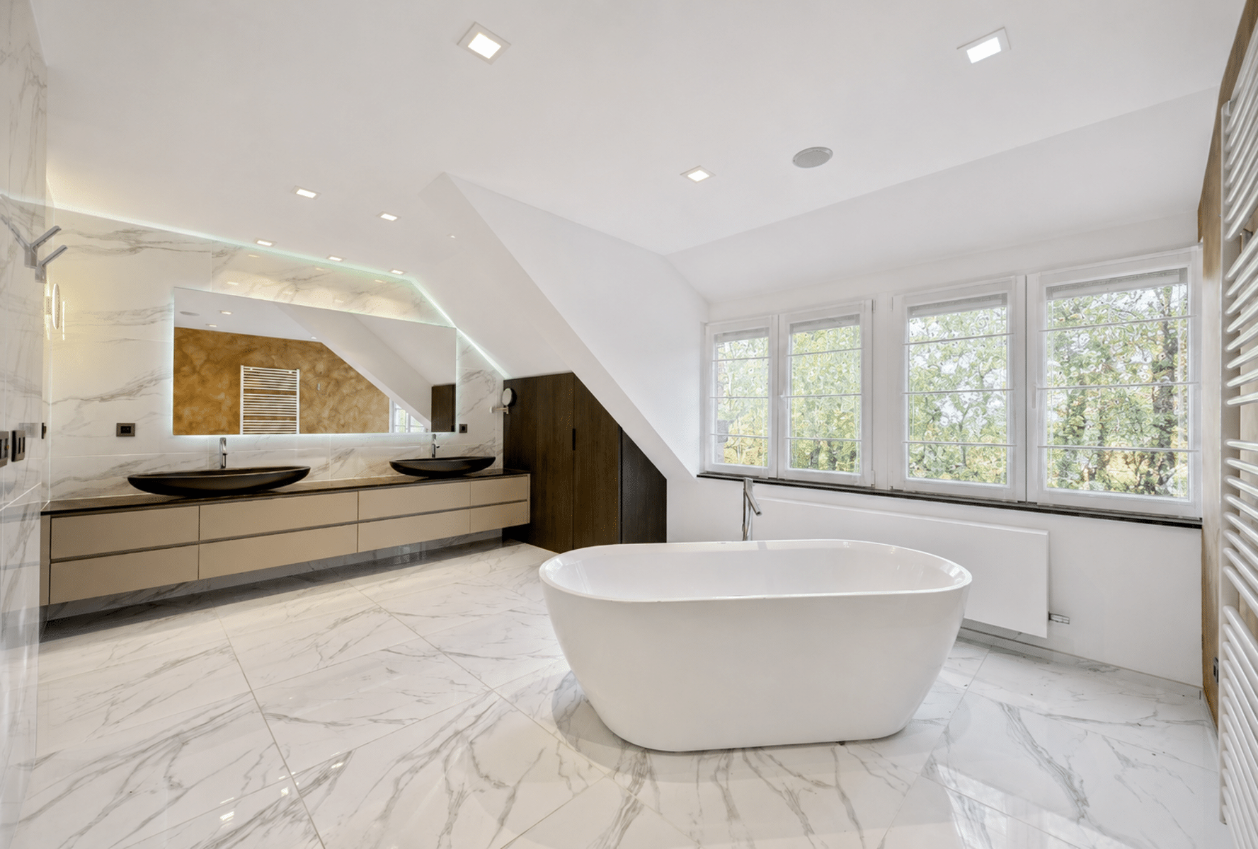 Badkamer met eilandbad - U Vastgoedkantoor Moderne badkamer met eilandbad en grote ramen in luxe flat.