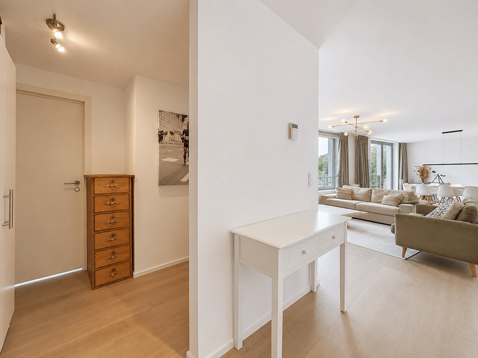 Salon Lumineux avec Salle à Manger – You Real Estate Agency Appartement moderne lumineux avec entrée, salon et salle à manger ouverts.