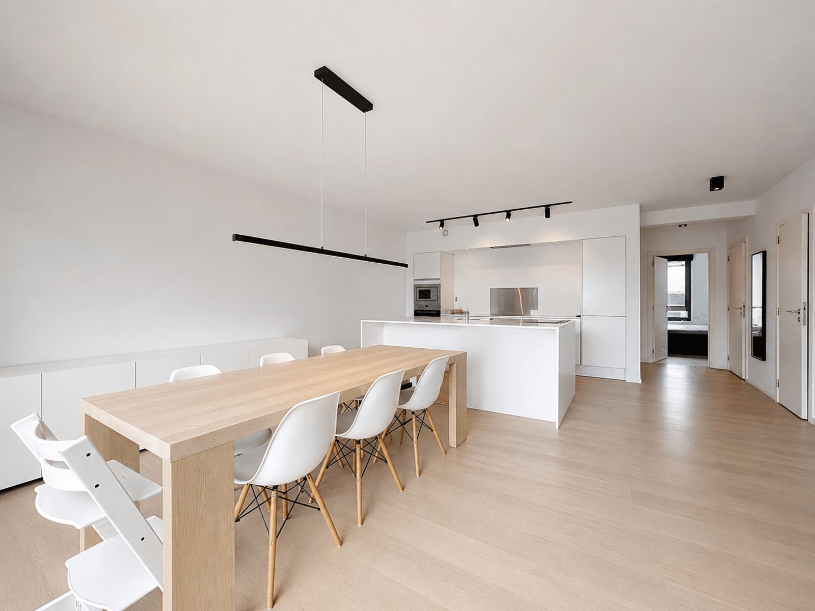 Cuisine Ouverte et Salle à Manger – You Real Estate Agency Cuisine ouverte et salle à manger moderne avec îlot central dans maison lumineuse.