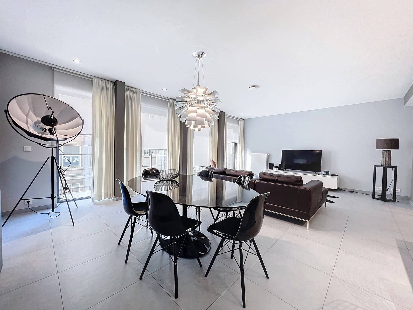 Salon et Salle à Manger Design – You Real Estate Agency Salon et salle à manger design dans appartement lumineux.