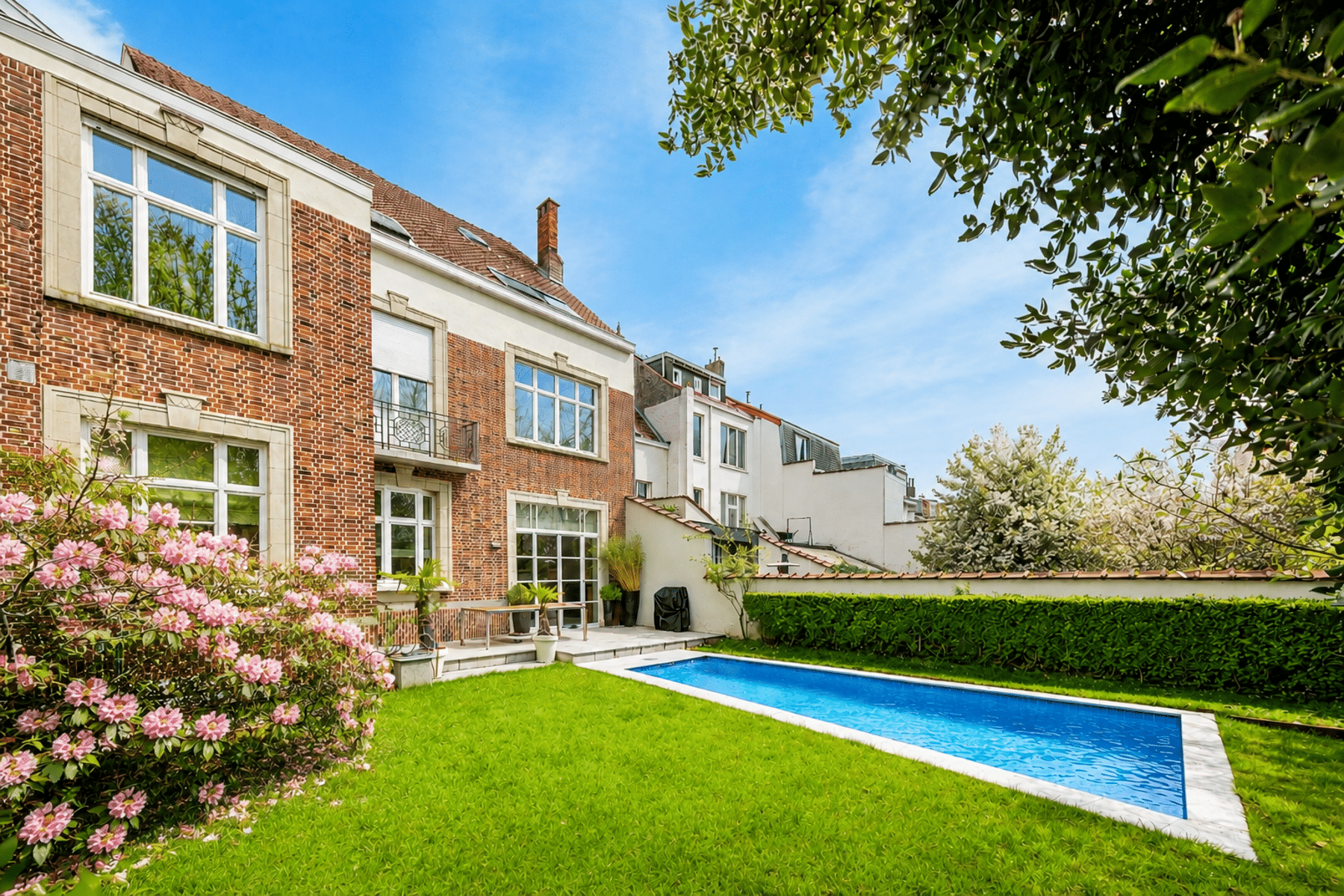 Façade Arrière avec Jardin et Piscine – You Real Estate Agency Maison de prestige en briques avec jardin, terrasse et piscine.