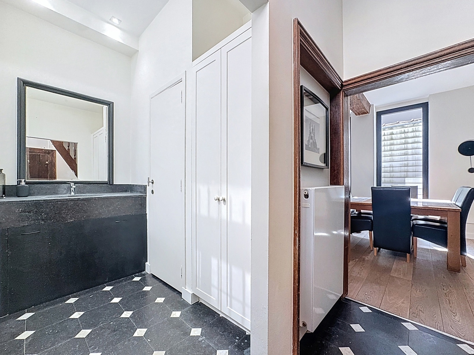 Coin Lavabo Moderne et Salle à Manger – You Real Estate Agency Maison élégante avec coin lavabo moderne et salle à manger lumineuse.