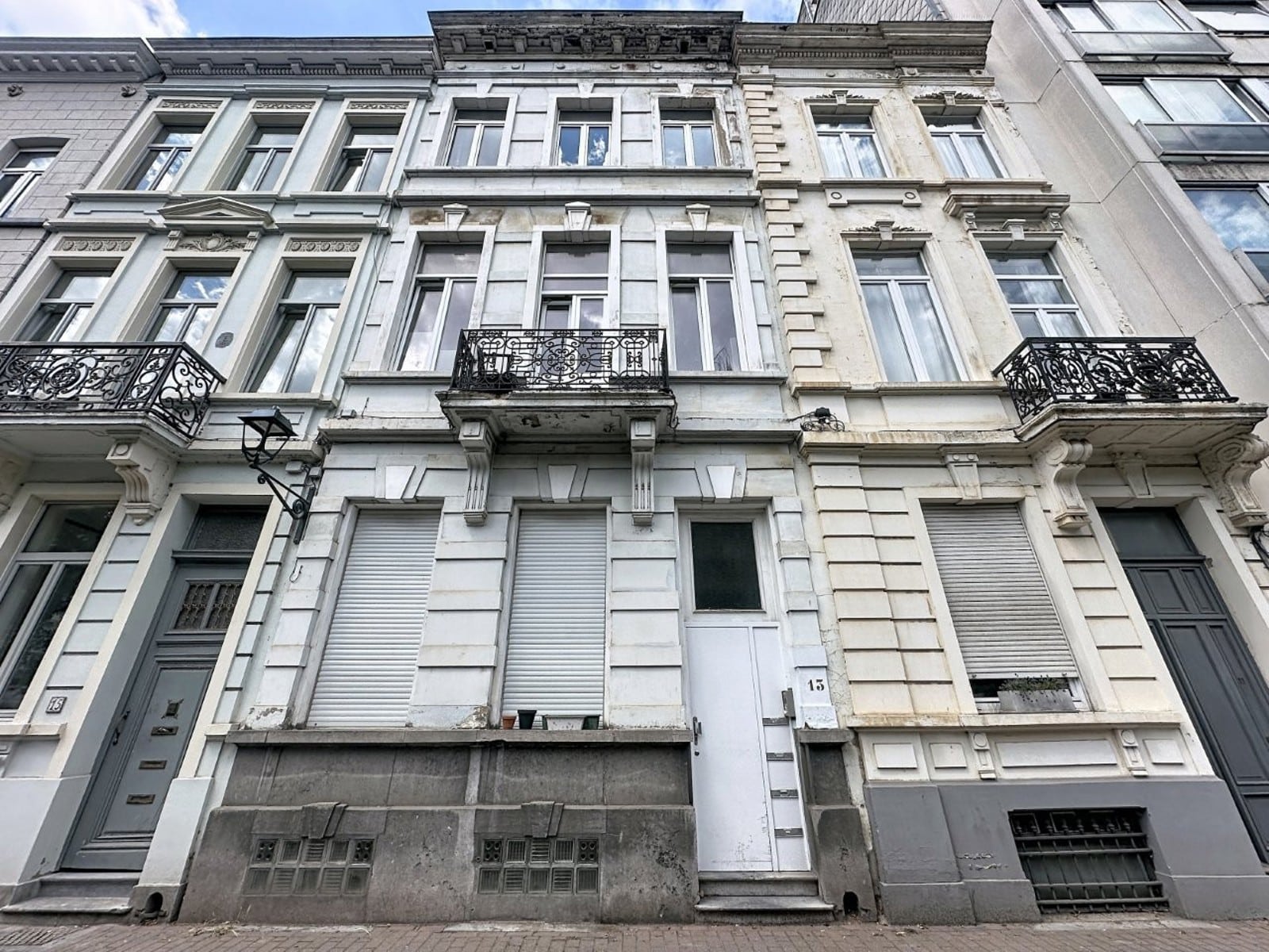 Façades de Maisons de Ville Anciennes – You Real Estate Agency Façades de maisons de ville anciennes avec balcons en fer forgé.