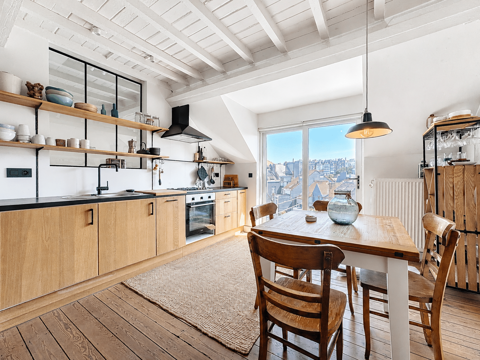 Cuisine Ouverte Avec Salle à Manger – You Real Estate Agency Cuisine ouverte lumineuse avec salle à manger en bois dans appartement moderne.