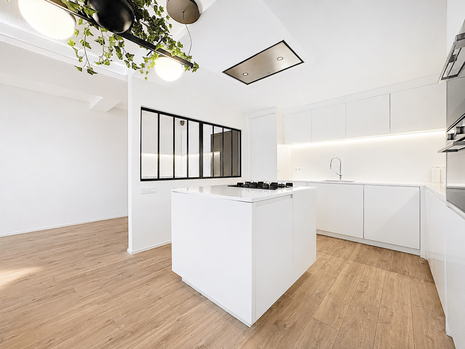 Cuisine Moderne Blanche avec Îlot – You Real Estate Agency Cuisine moderne blanche avec îlot central dans maison contemporaine.