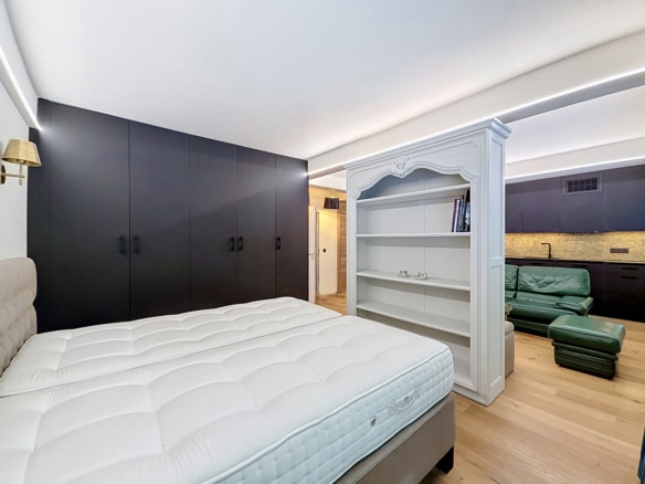 Moderne studio met slaapkamer, zwarte keuken en compacte woonkamer   appartement  Elsene
