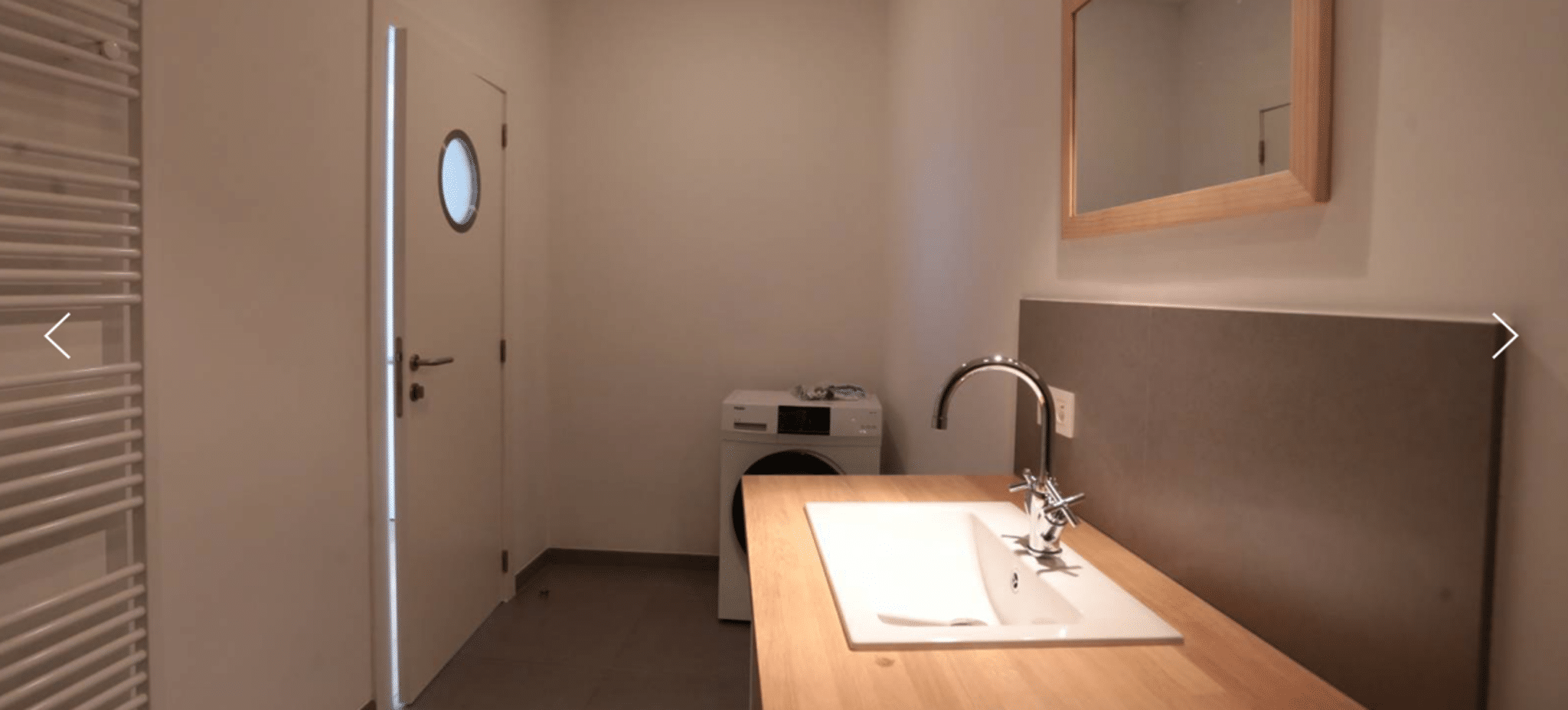 Salle de Bain avec Coin Buanderie – You Real Estate Agency Salle de bain moderne avec coin buanderie dans appartement lumineux.