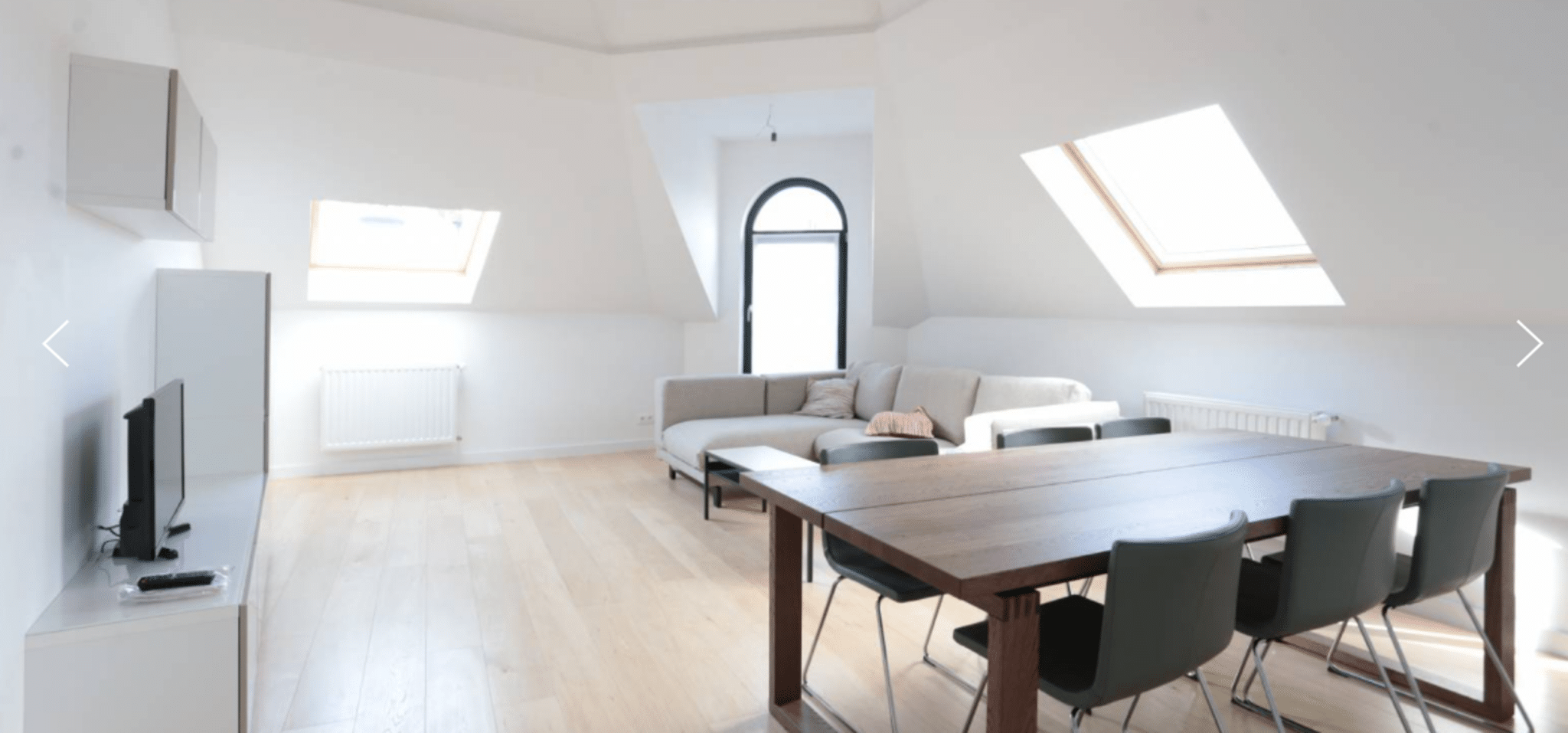 Salon Mansardé Lumineux – You Real Estate Agency Salon et salle à manger mansardés lumineux dans appartement moderne.