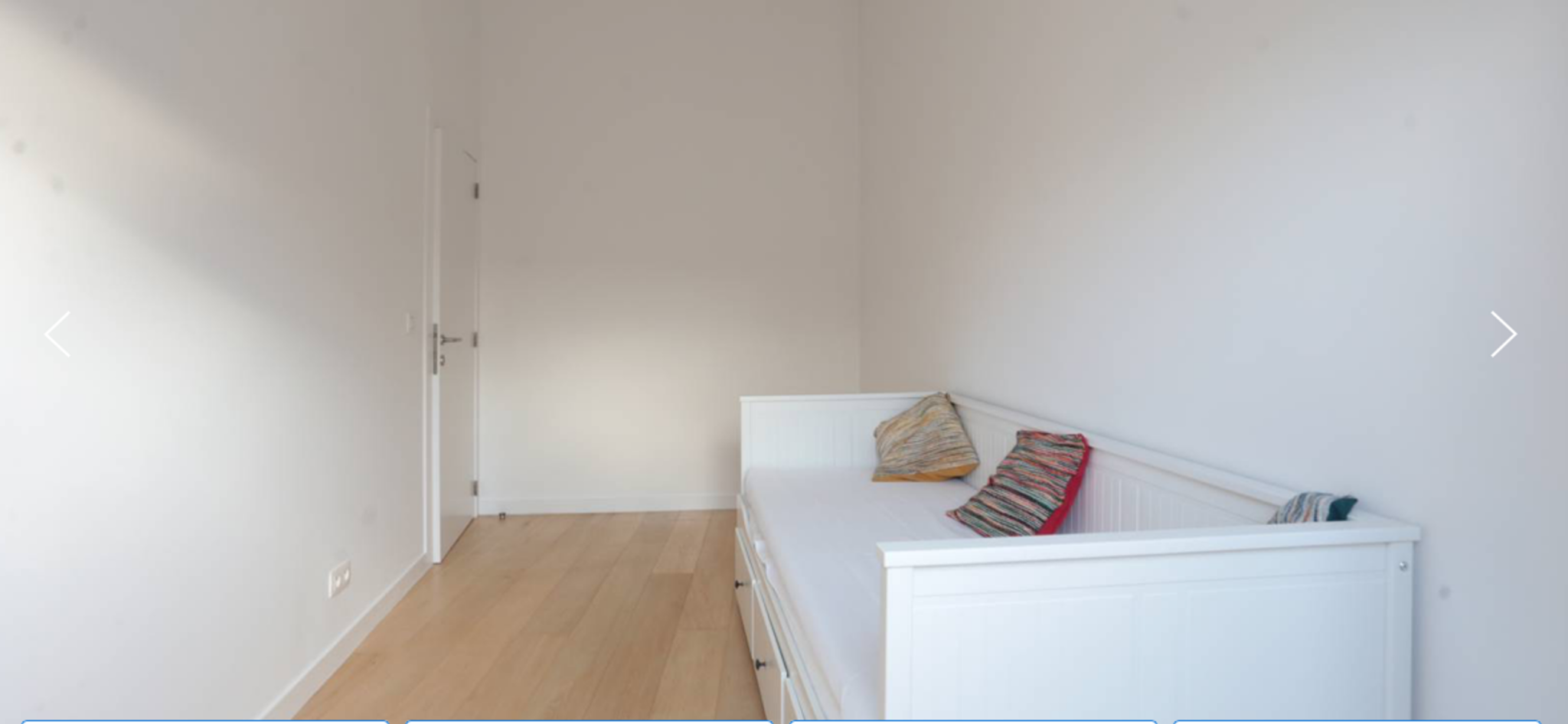 Chambre Lumineuse avec Lit Banquette – You Real Estate Agency Chambre lumineuse avec lit banquette et parquet dans appartement minimaliste.