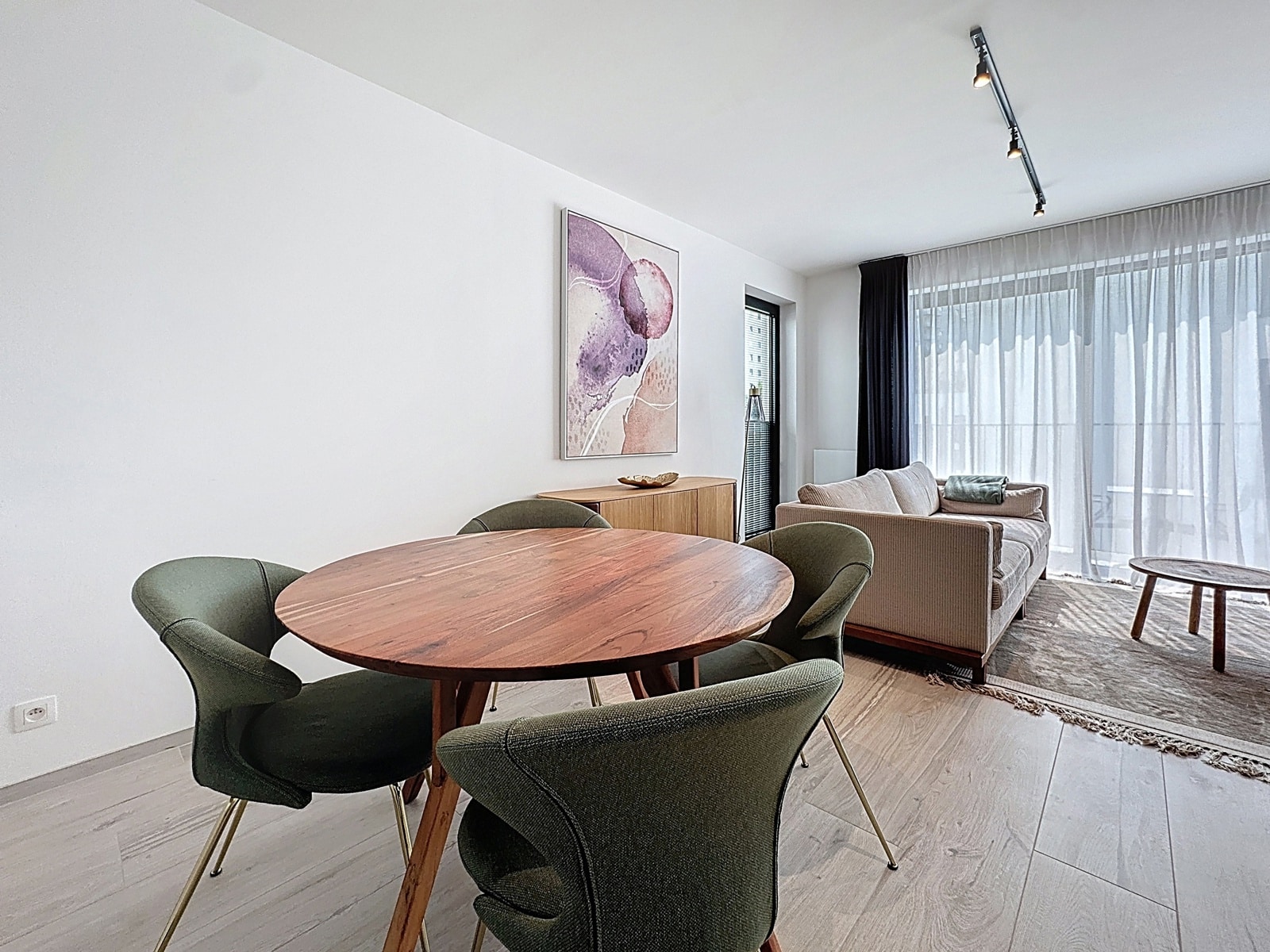 Salon et Salle à Manger Lumineux – You Real Estate Agency Salon et salle à manger modernes avec parquet clair dans appartement lumineux.