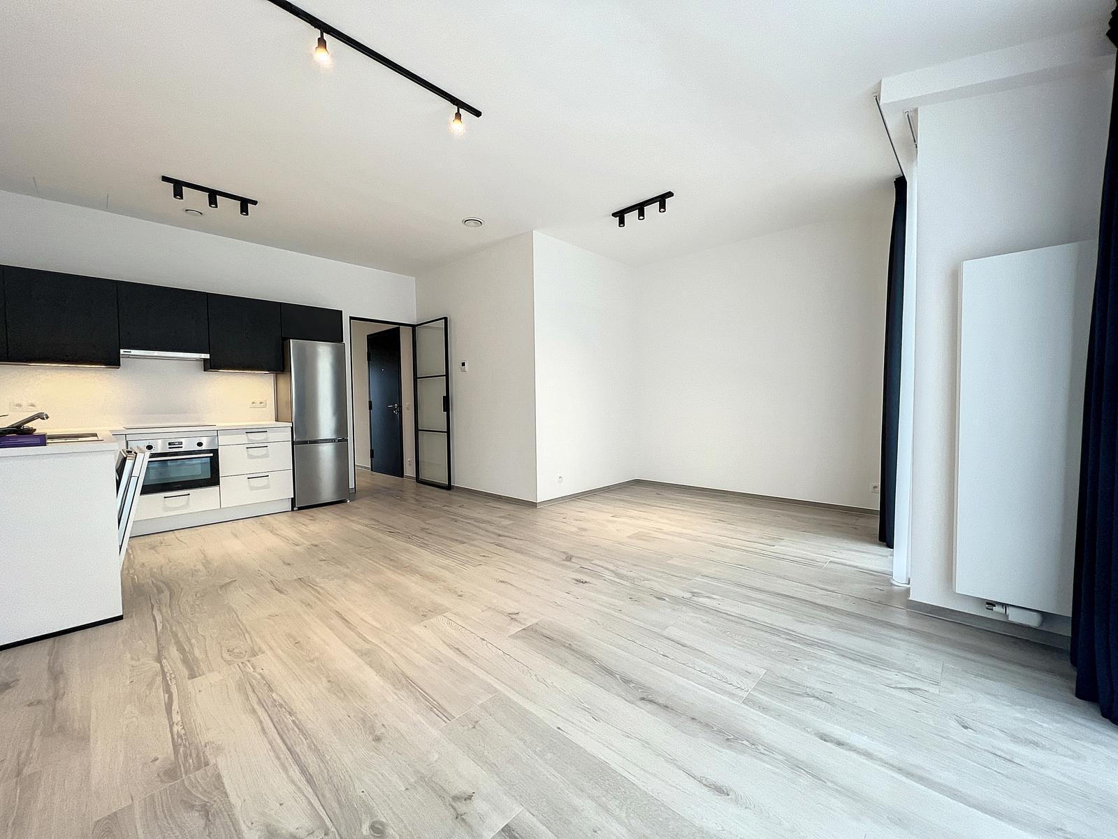Cuisine Ouverte et Salon Lumineux – You Real Estate Agency Appartement moderne avec cuisine équipée ouverte et grand salon lumineux.