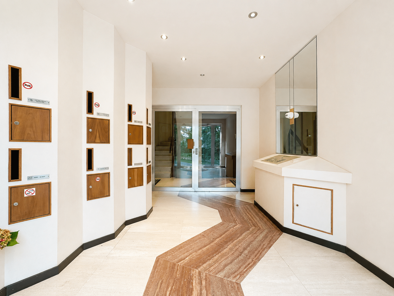 Hall d’Entrée Moderne d’Immeuble – You Real Estate Agency Hall d’entrée moderne d’immeuble d’appartements avec boîtes aux lettres et portes vitrées.