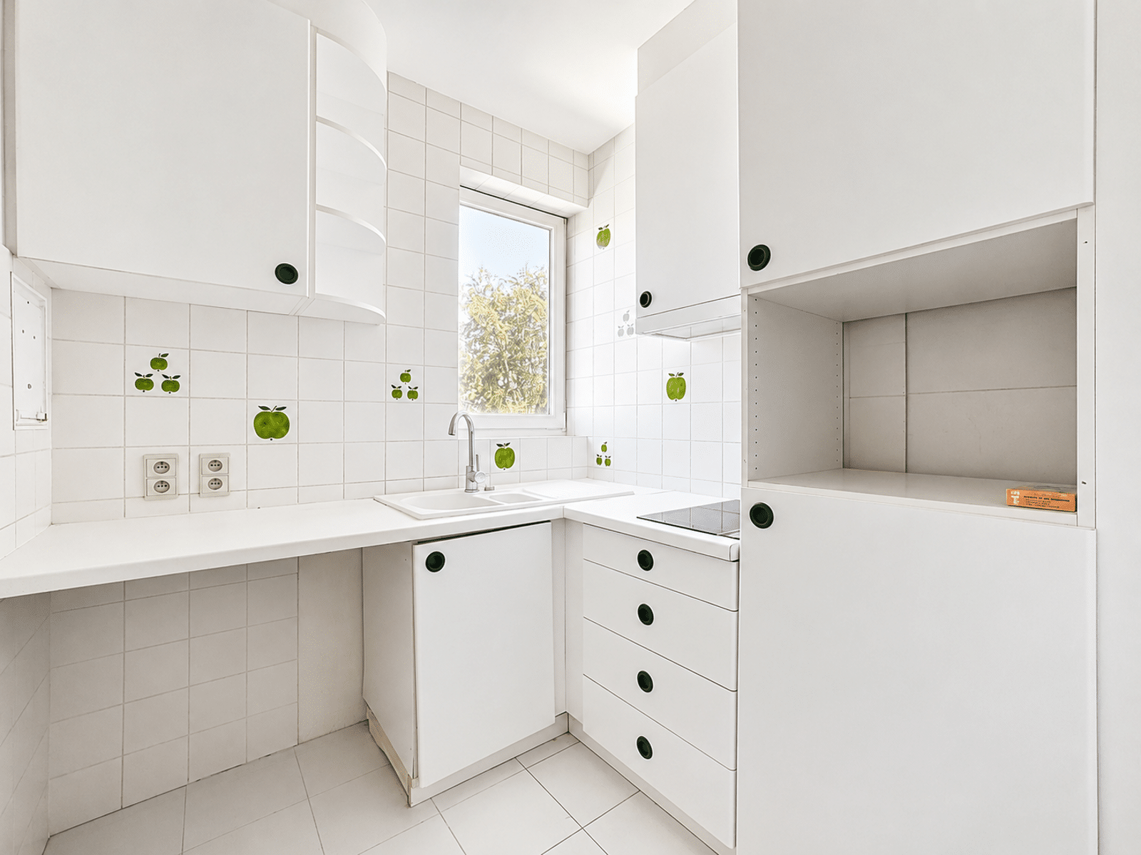Cuisine Équipée Blanche et Lumineuse – You Real Estate Agency Cuisine équipée blanche et lumineuse avec rangements dans appartement moderne.