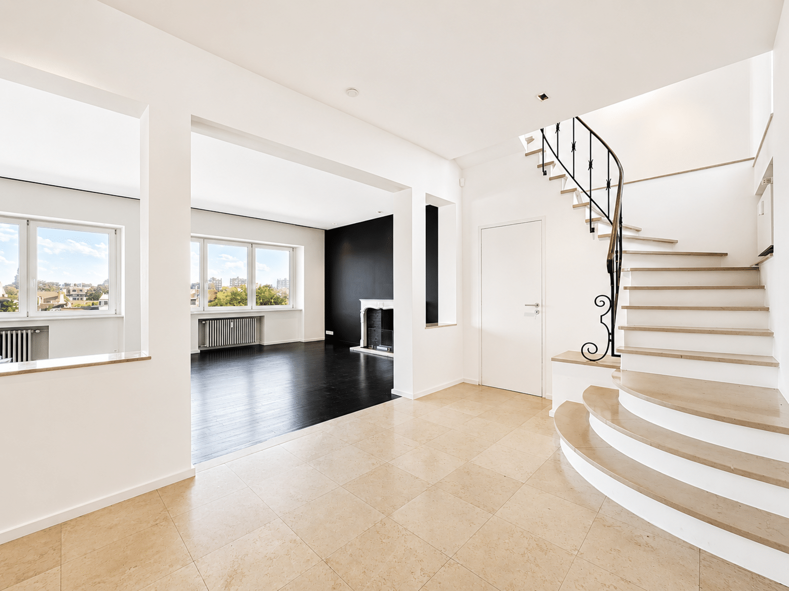 Hall d’Entrée avec Escalier Courbe – You Real Estate Agency Hall d’entrée de maison contemporaine avec escalier courbe et salon lumineux.