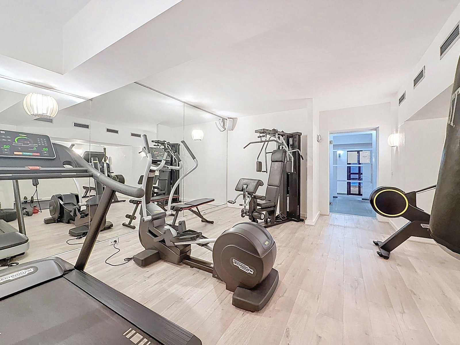 Salle de Sport Privée Moderne – You Real Estate Agency Salle de sport privée dans maison moderne avec équipements Technogym.