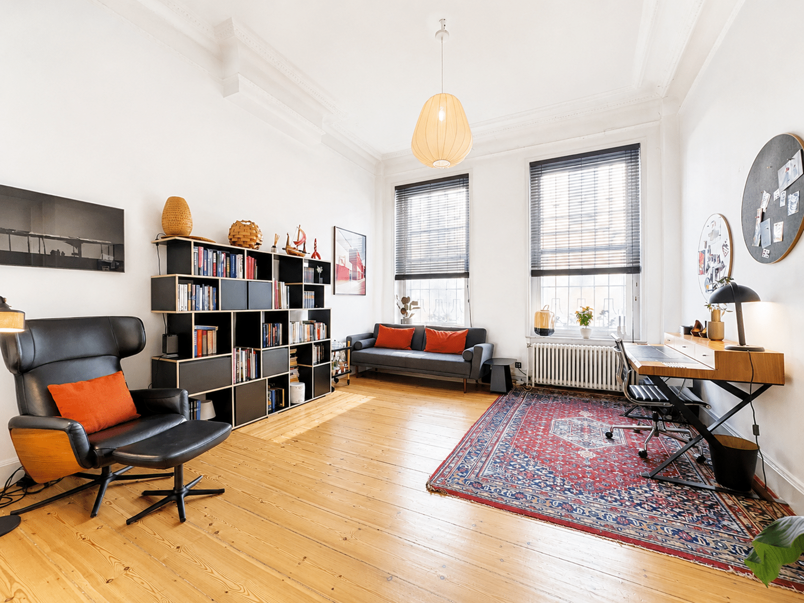 Salon Lumineux Avec Espace Bureau – You Real Estate Agency Salon lumineux avec bureau, parquet et hauts plafonds dans appartement moderne.