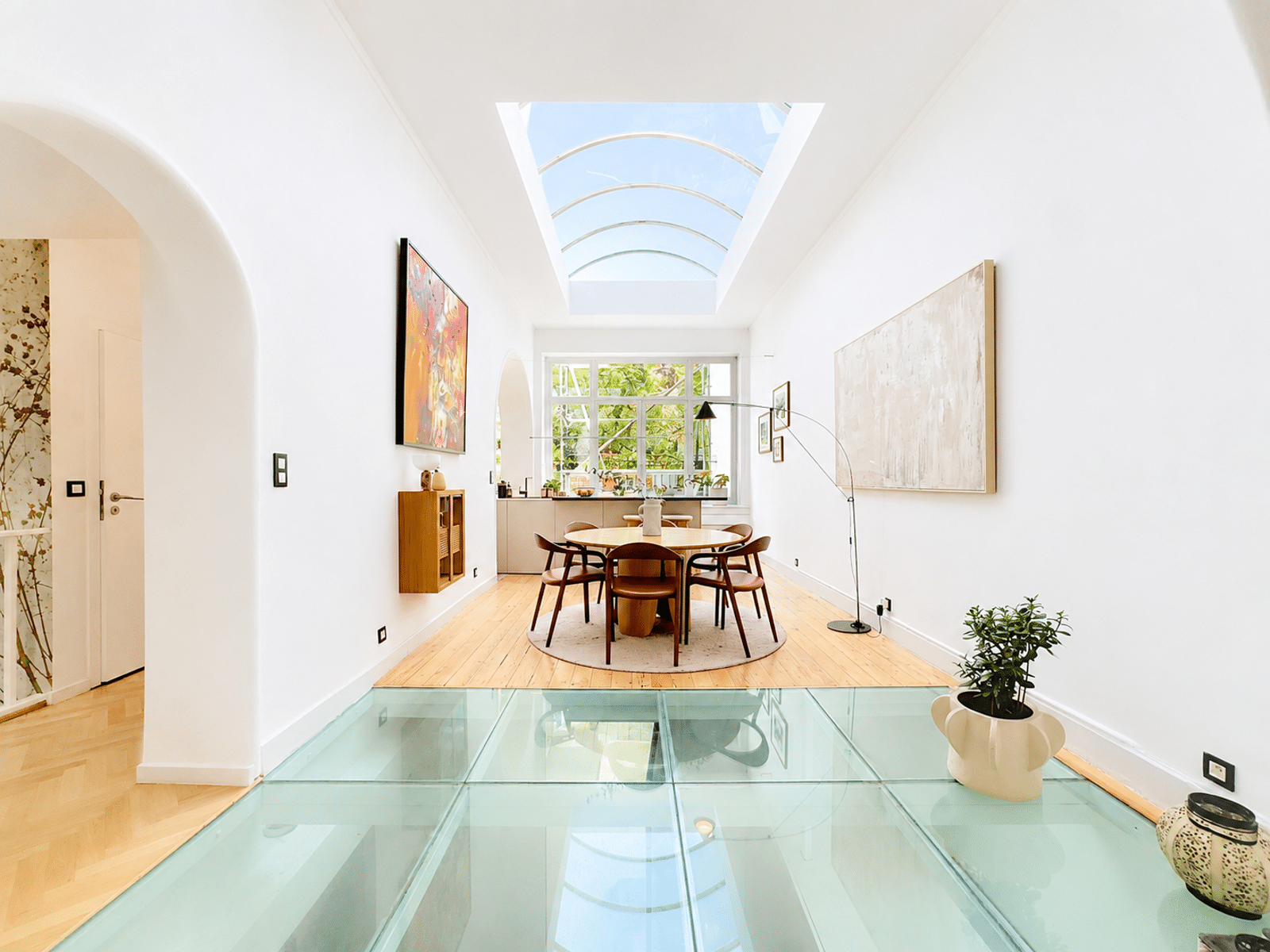 Salle à Manger Avec Verrière – You Real Estate Agency Salle à manger contemporaine d’appartement avec verrière, sol vitré et parquet.
