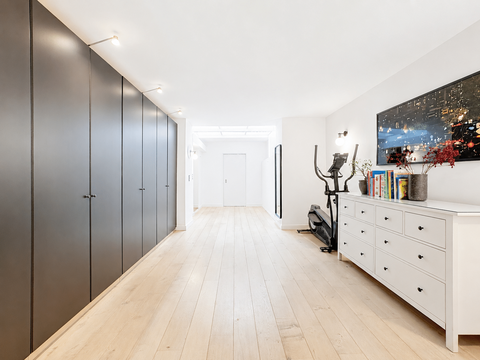 Couloir Moderne avec Rangements – You Real Estate Agency Couloir moderne d’appartement avec rangements intégrés, parquet clair et décoration contemporaine.