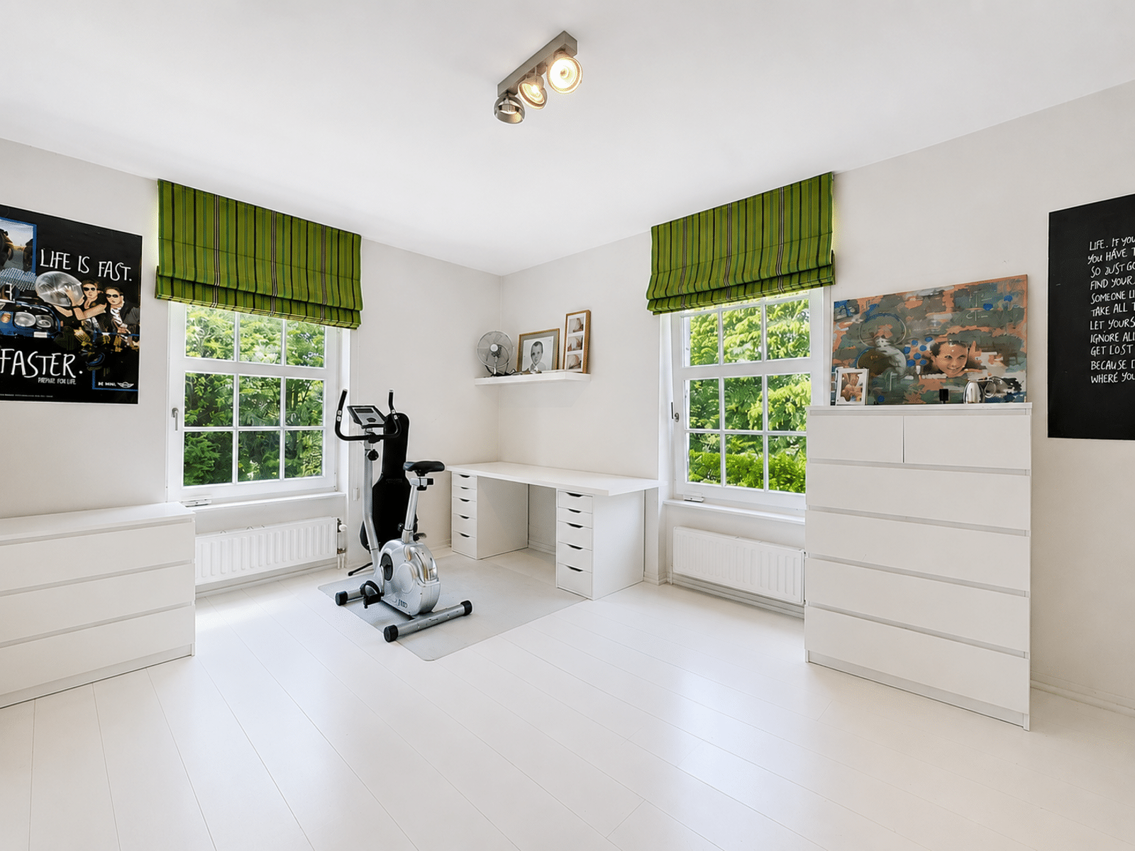 Bureau Lumineux avec Vélo – You Real Estate Agency Bureau lumineux dans appartement moderne avec vélo d’appartement et grandes fenêtres.