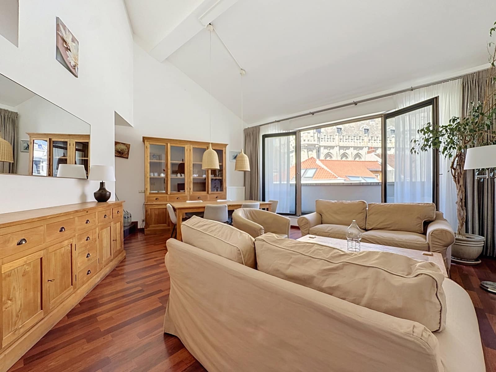 Salon Lumineux avec Salle à Manger – You Real Estate Agency Salon lumineux avec salle à manger, parquet et balcon dans appartement spacieux.