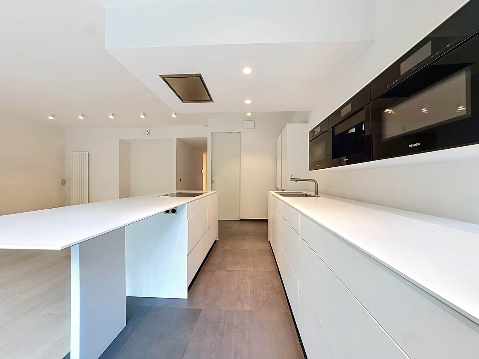 Cuisine Moderne Avec Îlot Central – You Real Estate Agency Cuisine moderne minimaliste avec îlot central, électroménager intégré et finitions haut de gamme.
