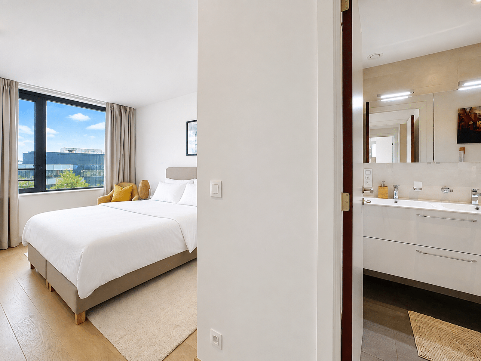 Chambre Lumineuse avec Salle de Bain – You Real Estate Agency Appartement moderne avec chambre lumineuse et salle de bain attenante.