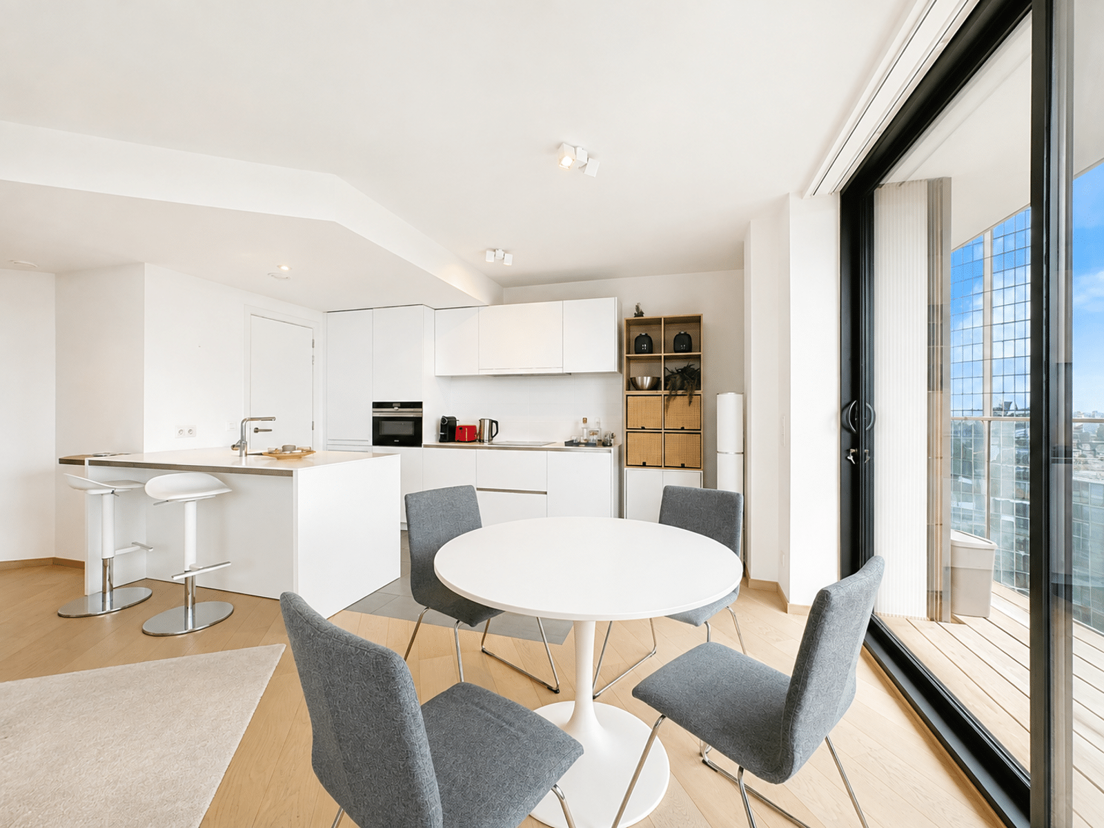 Cuisine Ouverte avec Coin Repas – You Real Estate Agency Cuisine ouverte moderne avec coin repas lumineux dans appartement contemporain.