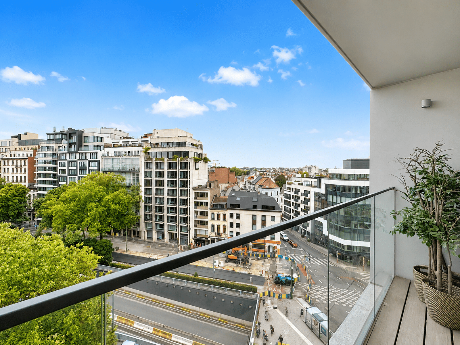 Terrasse Moderne avec Vue Urbaine – You Real Estate Agency Terrasse d’appartement moderne avec vue urbaine et balcon vitré.