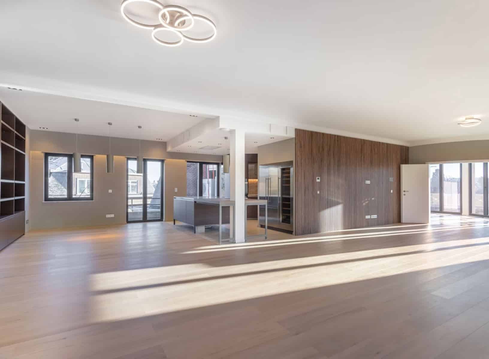 Séjour Lumineux avec Cuisine Ouverte – You Real Estate Agency Appartement lumineux avec cuisine ouverte, salon spacieux, parquet et baies vitrées.