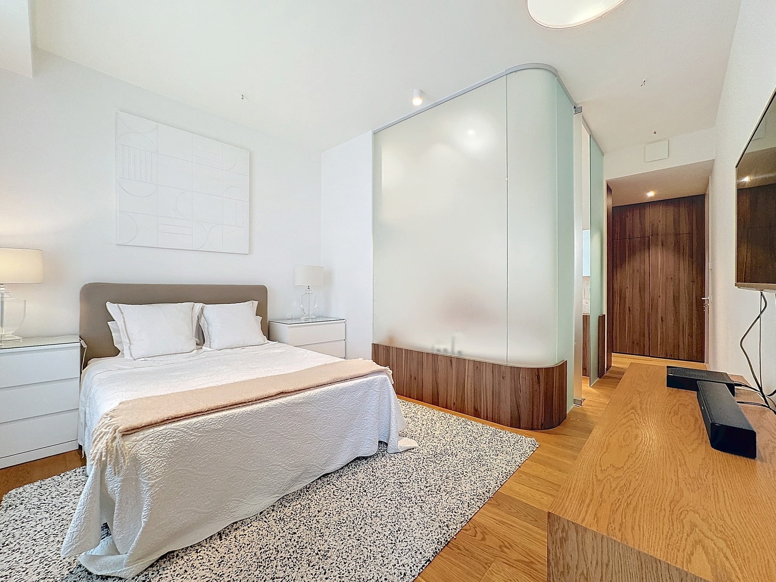 whise photo 9 Bright, minimalist hotel bedroom with a double bed, white bedding, two nightstands, and warm lamps on each side.