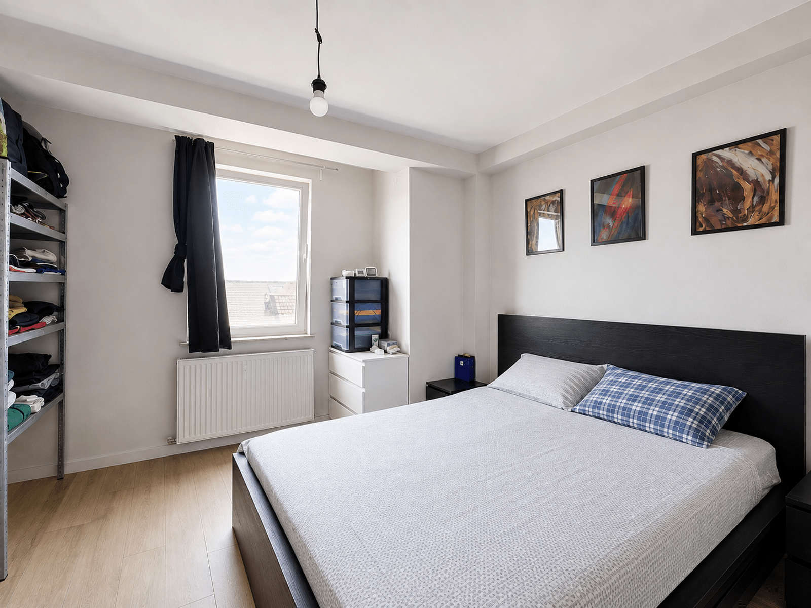 Chambre Lumineuse Avec Lit Double – You Real Estate Agency Chambre lumineuse d’appartement avec lit double, parquet clair et rangements.