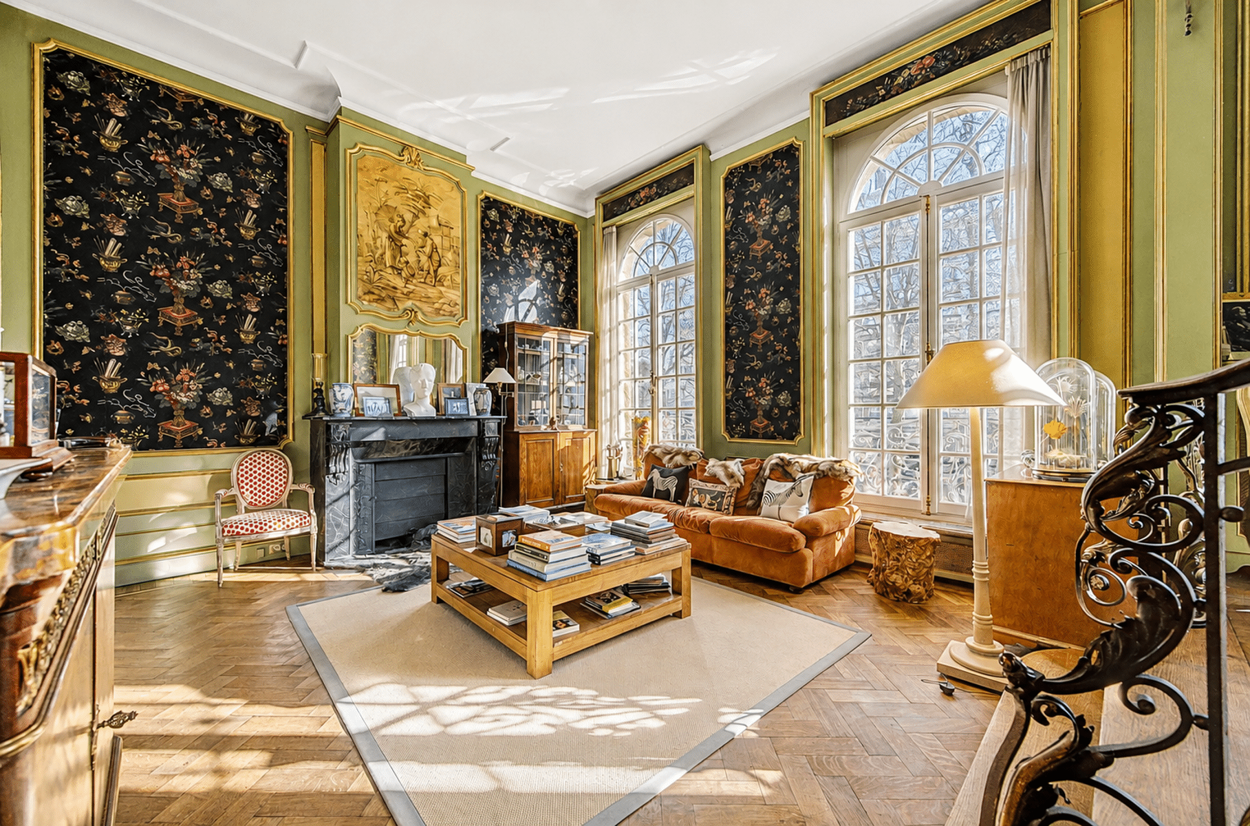 Lichte, klassieke woonkamer met open haard – You Real Estate Agency Luxe woonkamer met open haard, antiek parket en grote ramen.