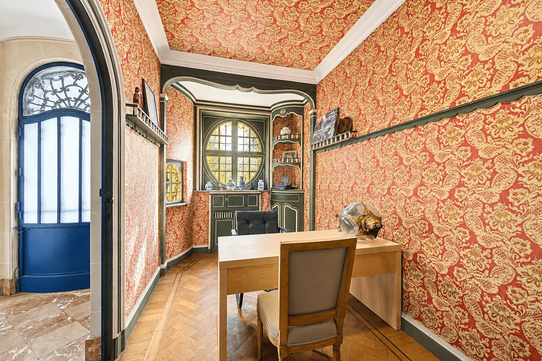 Stijlvol kantoor met rood behang – You Real Estate Agency Elegant kantoor met rood behang en parketvloer, in een karakteristiek huis.