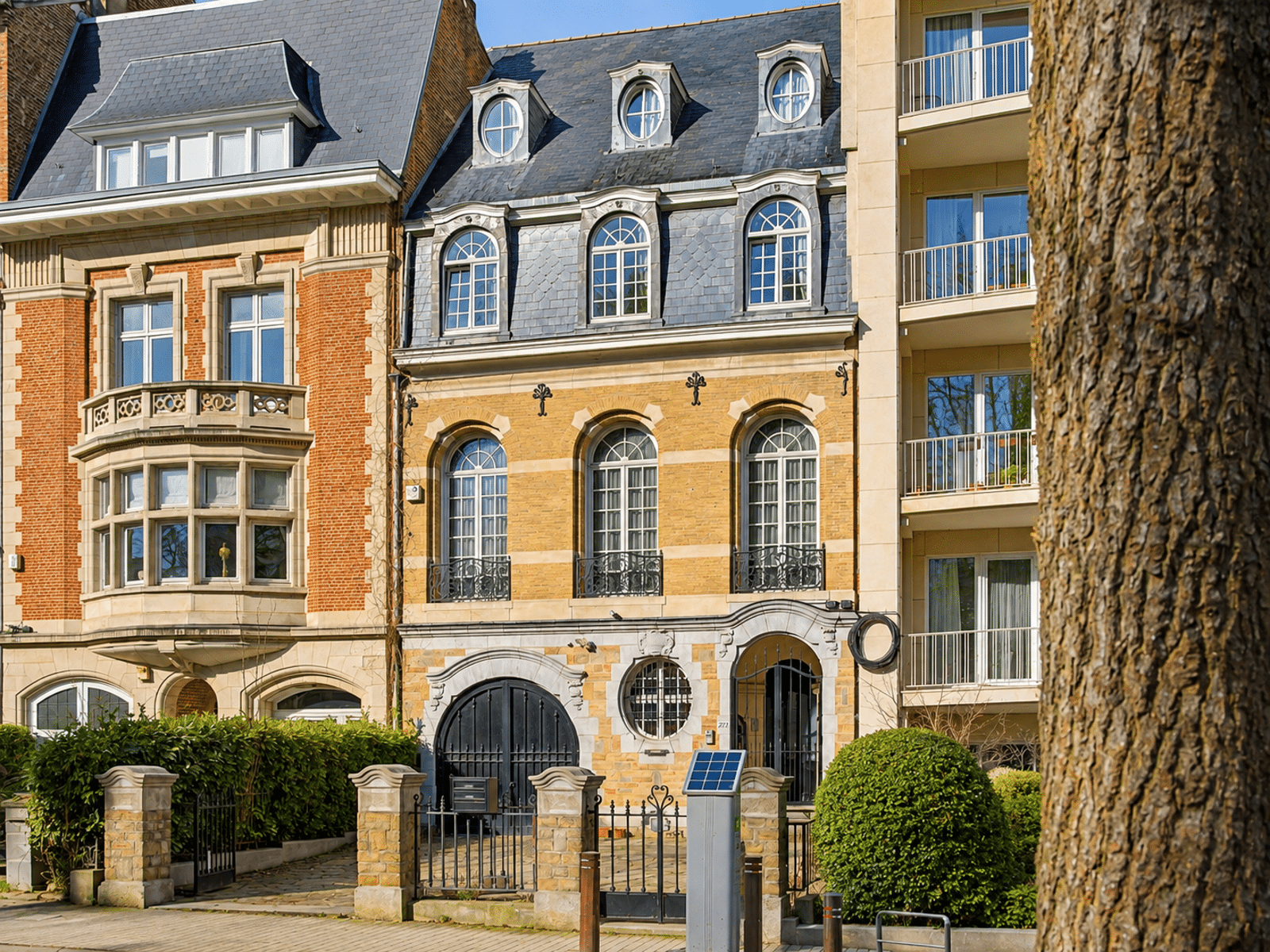 Herenhuis met historische gevel – You Real Estate Agency Herenhuis met historische gevel, zolderverdieping en beveiligde ingang.