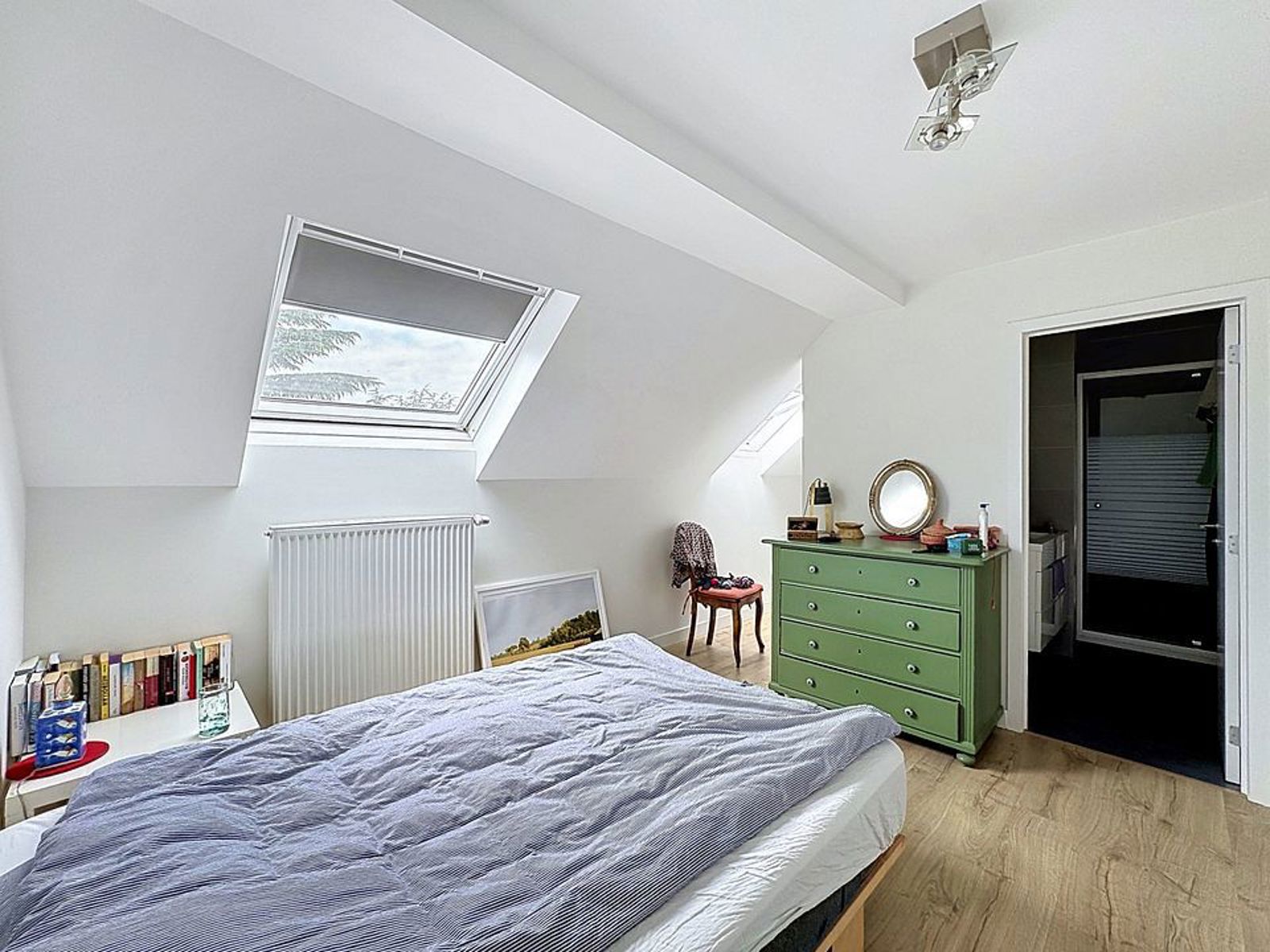 Chambre Mansardée avec Velux – You Real Estate Agency Chambre mansardée lumineuse avec velux et parquet dans appartement moderne.