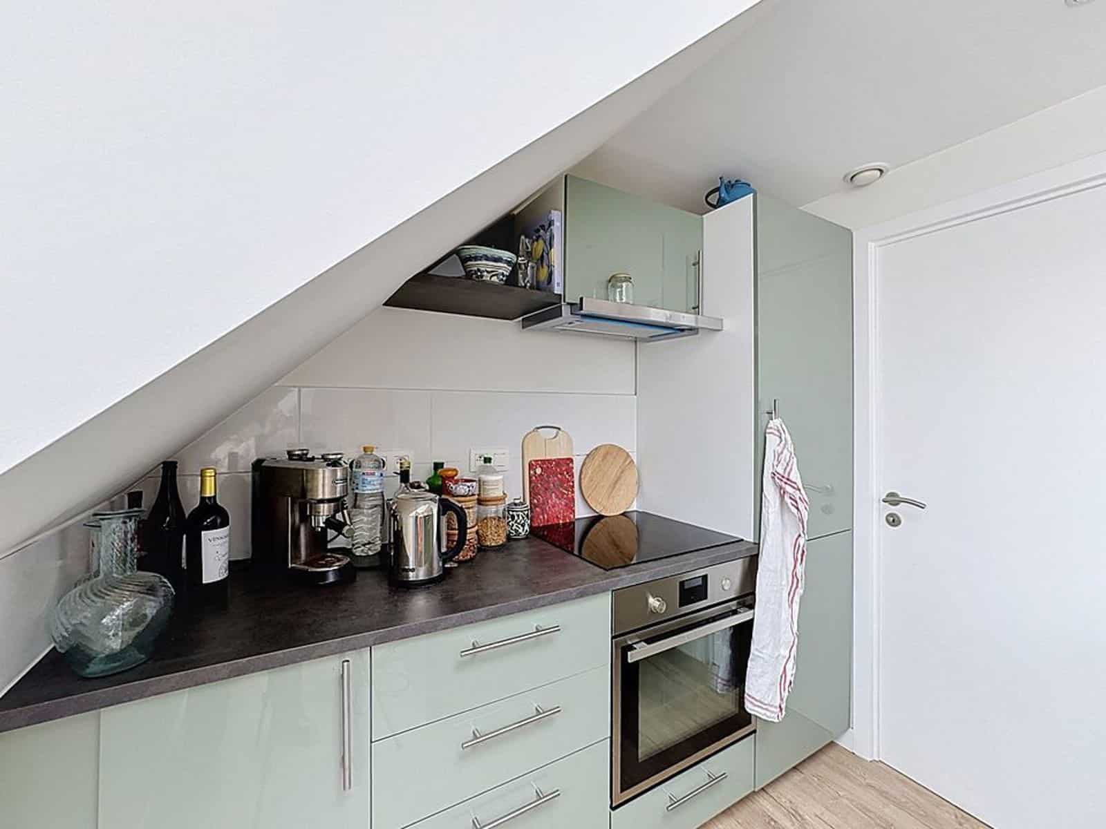 Cuisine Moderne Équipée Sous Pente – You Real Estate Agency Cuisine équipée moderne sous pente dans appartement avec rangements optimisés.