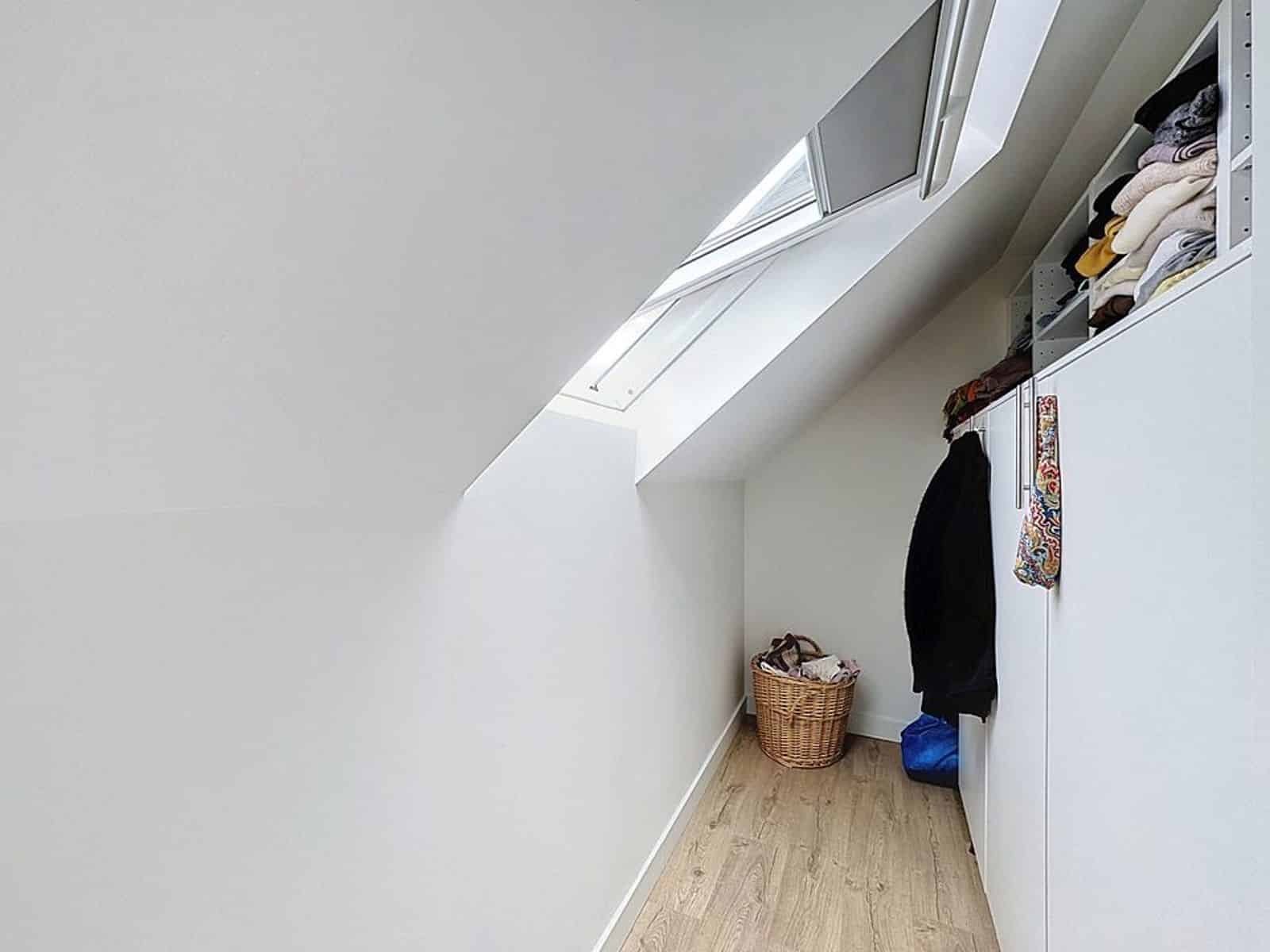 Dressing Lumineux Sous Combles – You Real Estate Agency Combles aménagés en dressing lumineux avec placards intégrés et parquet.