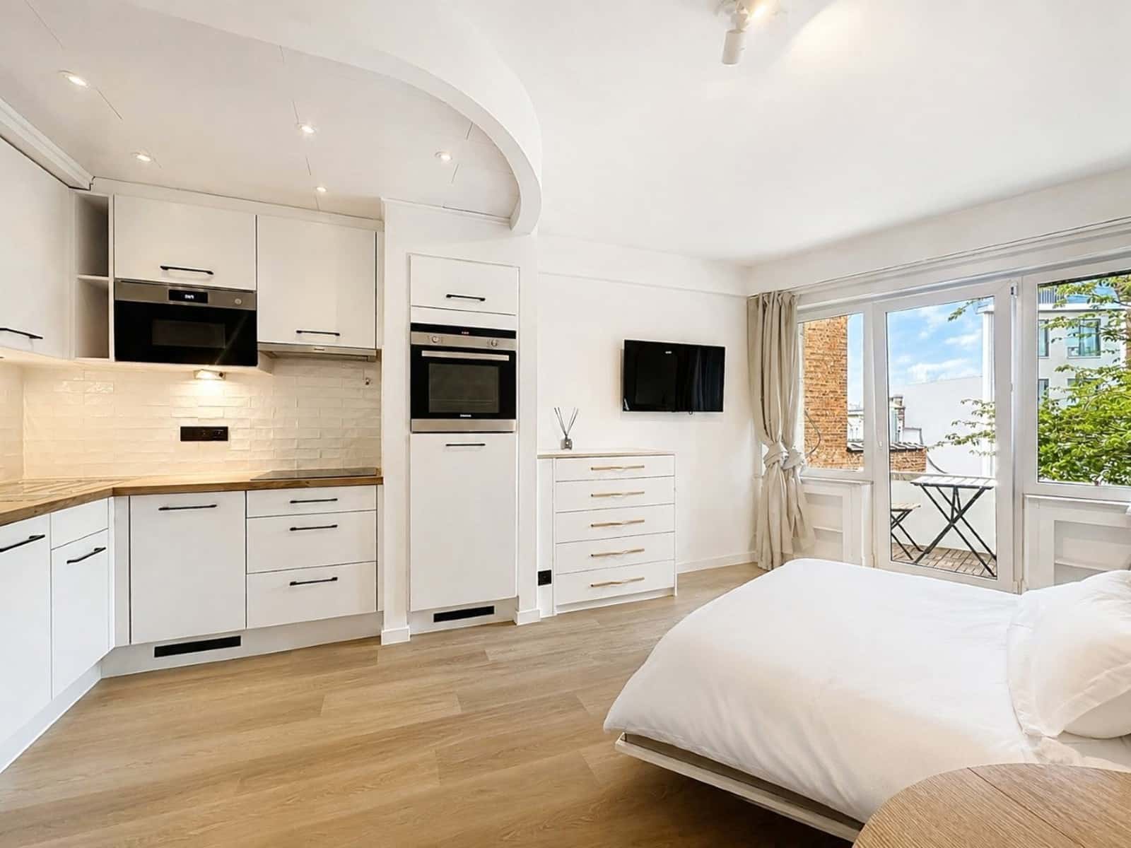 Studio Lumineux avec Balcon – You Real Estate Agency Appartement studio lumineux avec cuisine équipée, coin nuit et balcon.