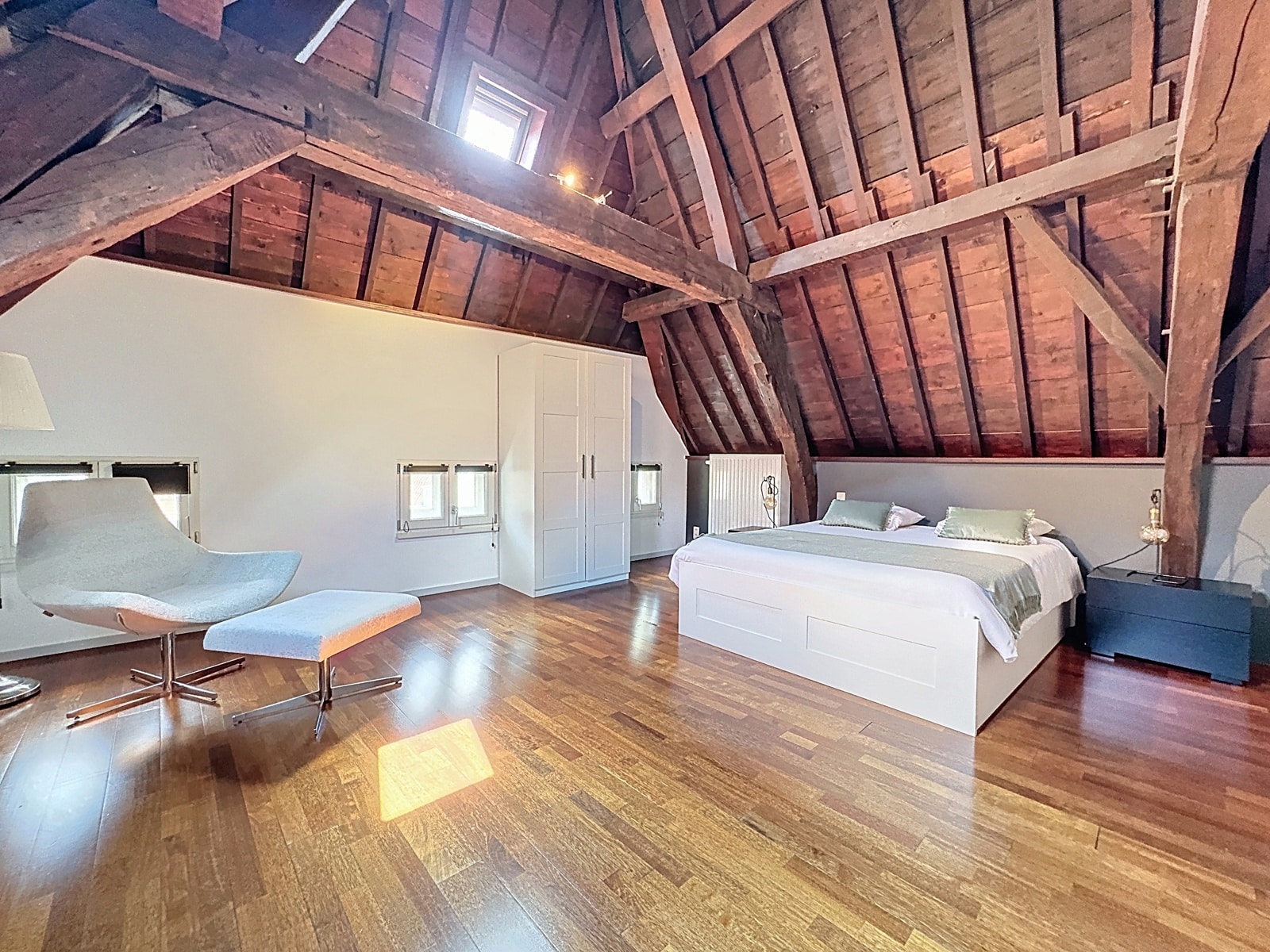 Chambre Mansardée avec Poutres – You Real Estate Agency Chambre mansardée avec poutres apparentes et parquet dans maison rénovée.