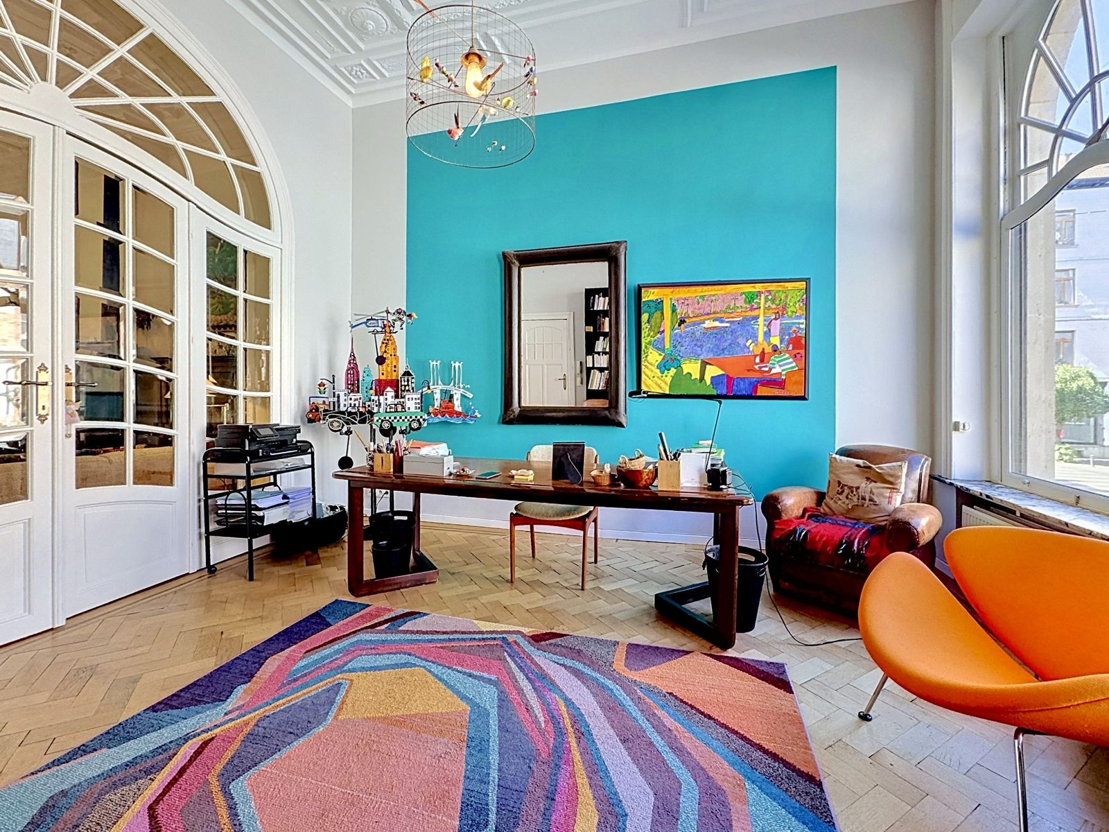 Bureau Lumineux avec Mur Turquoise – You Real Estate Agency Bureau lumineux dans maison de caractère avec mur turquoise et hauts plafonds.