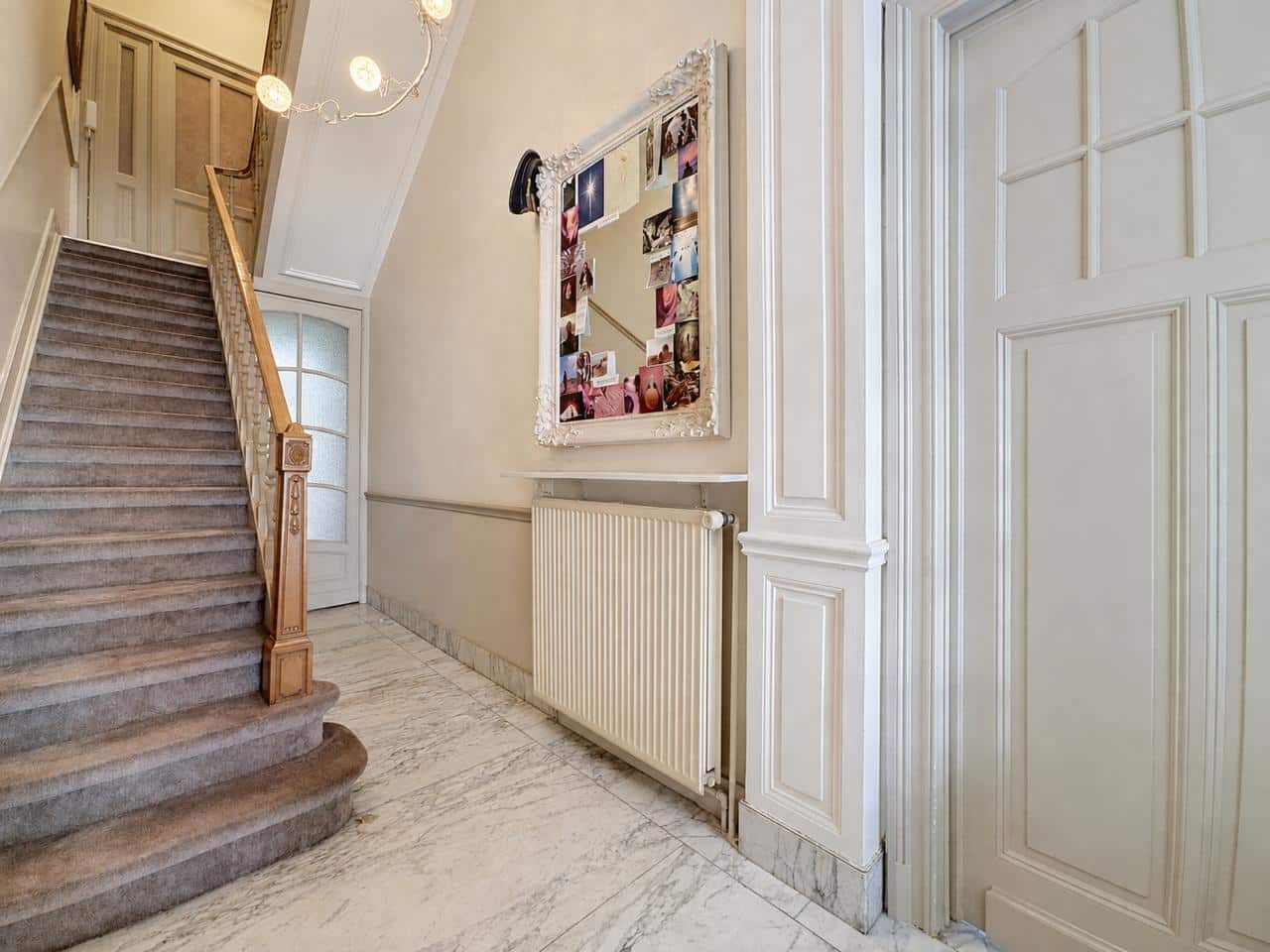Hall d’Entrée Élégant avec Escalier – You Real Estate Agency Hall d’entrée élégant avec escalier, marbre et chandelier dans une maison.