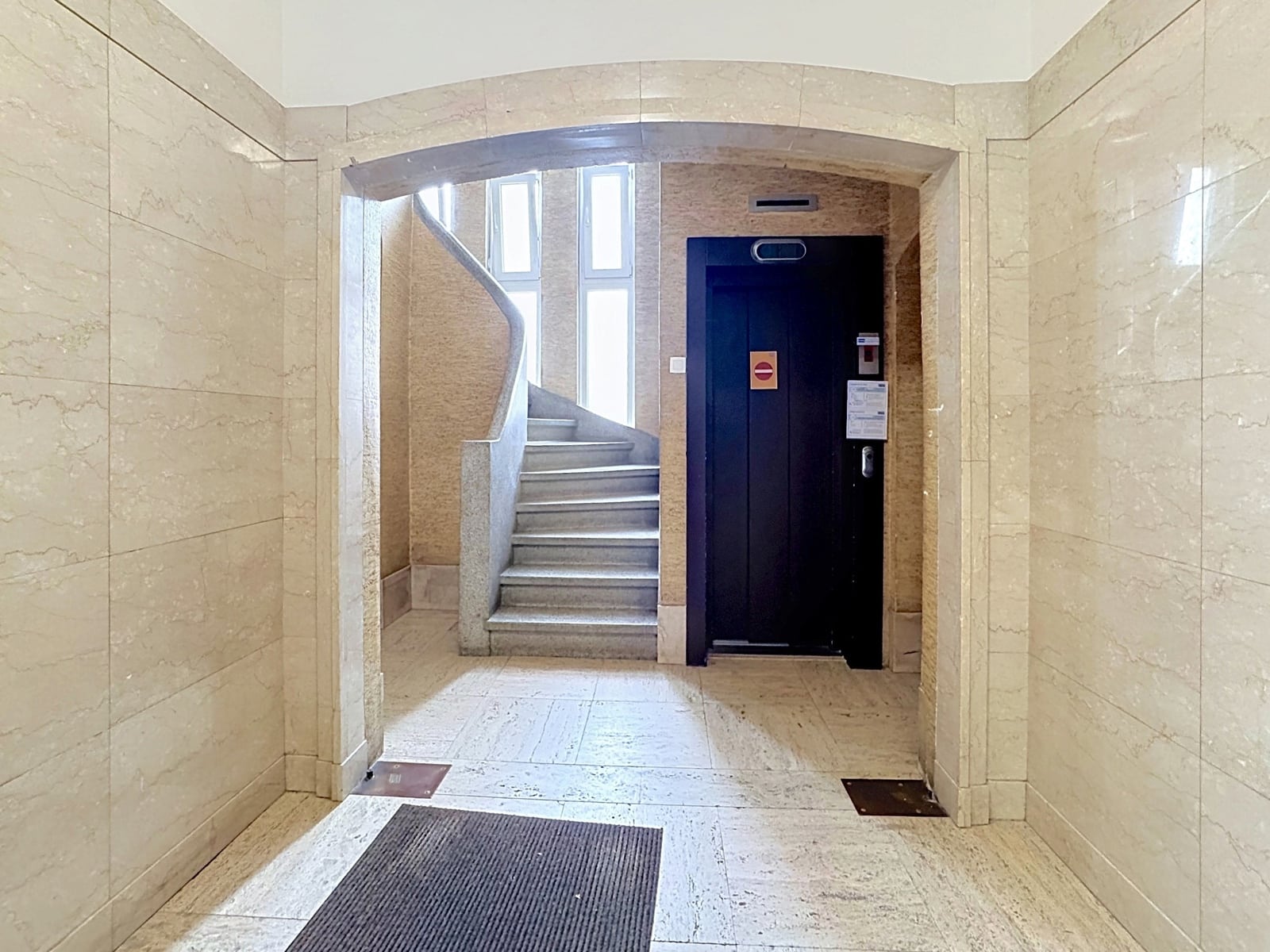 Hall en Marbre avec Ascenseur – You Real Estate Agency Hall d’entrée d’immeuble en marbre avec escalier et ascenseur pour appartement.