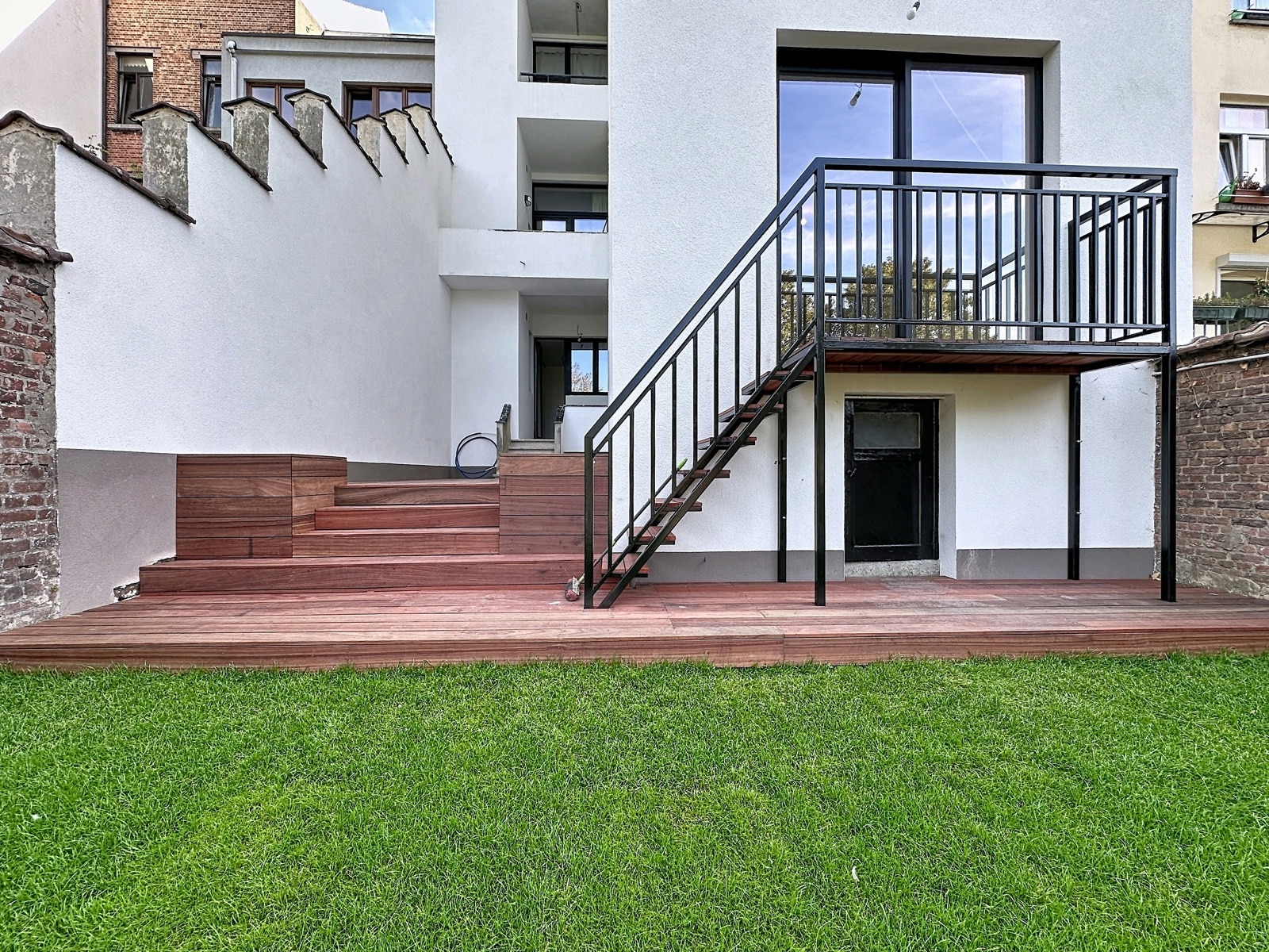 Façade Arrière Avec Terrasse En Bois – You Real Estate Agency Maison moderne avec terrasse en bois et jardin clos.