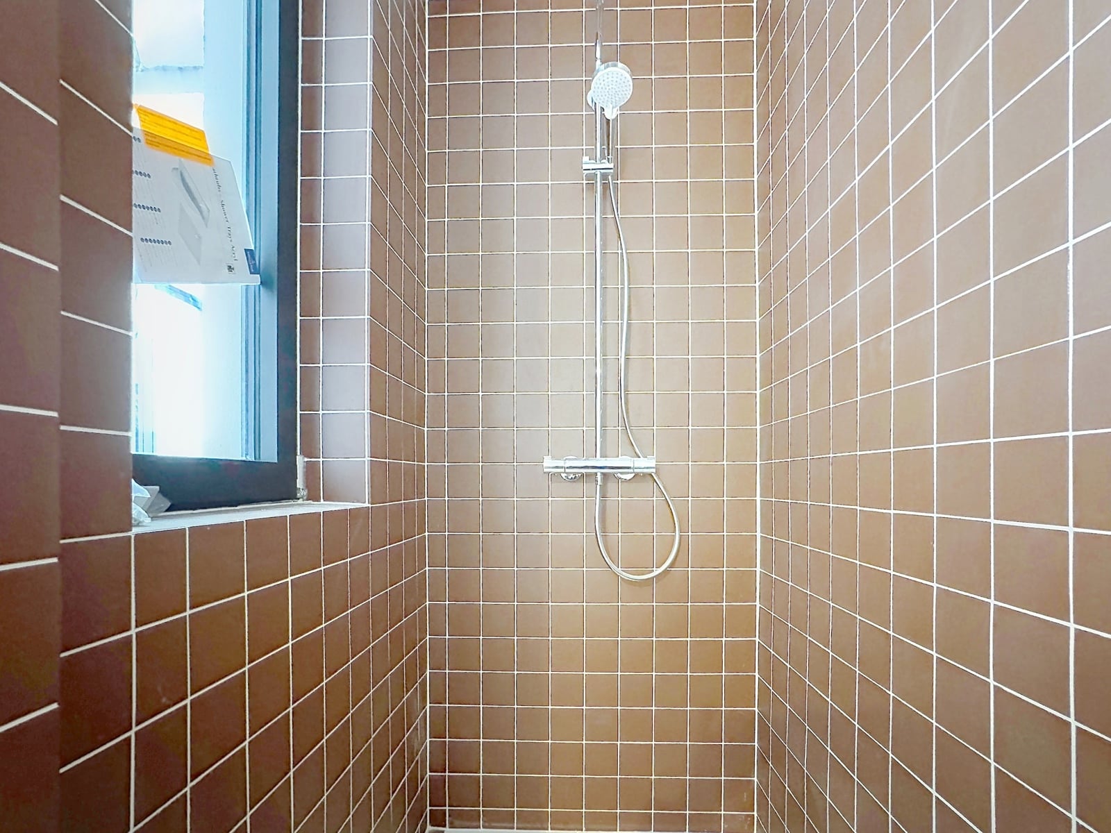 Salle de Douche Carrelée Moderne – You Real Estate Agency Douche carrelée moderne dans salle de bain d’appartement lumineux.