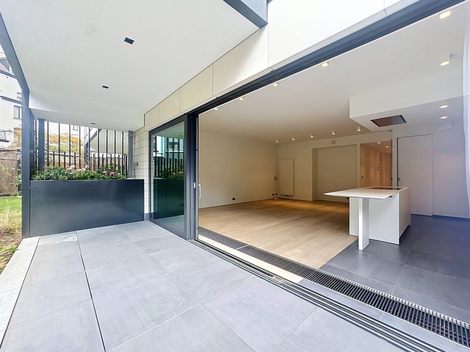Open-Concept Living Room with Terrace – You Real Estate Agency Modern house with a terrace, an open-concept kitchen, and a bright living room.