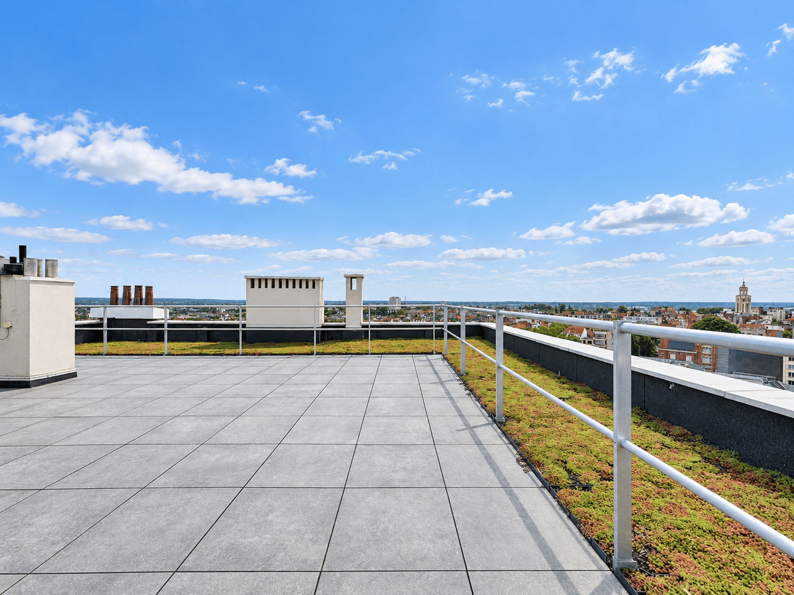 Toit-Terrasse avec Vue Panoramique – You Real Estate Agency Terrasse rooftop d’appartement avec vue panoramique sur la ville.